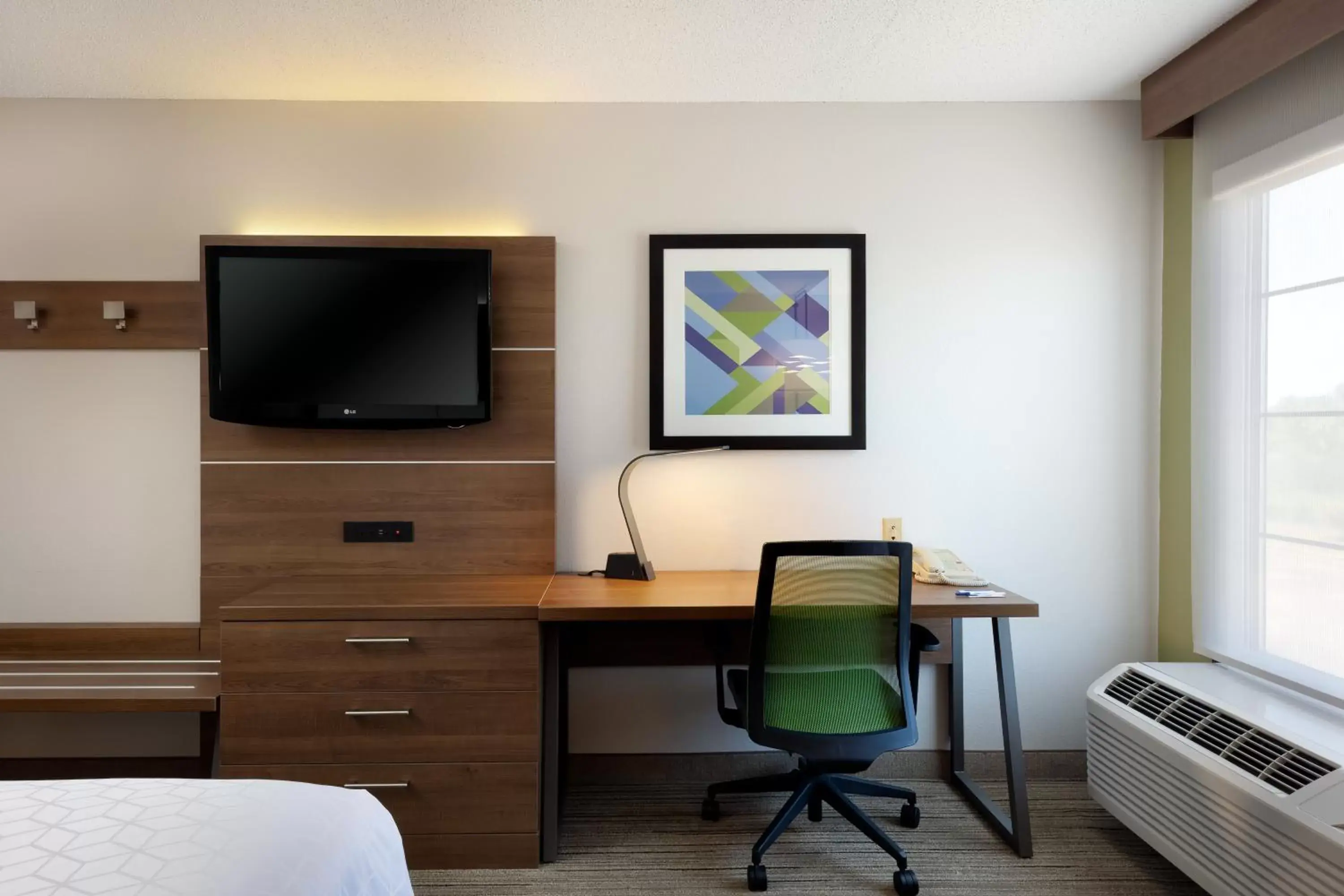 TV and multimedia, TV/Entertainment Center in Holiday Inn Express & Suites Milton East I-10, an IHG Hotel