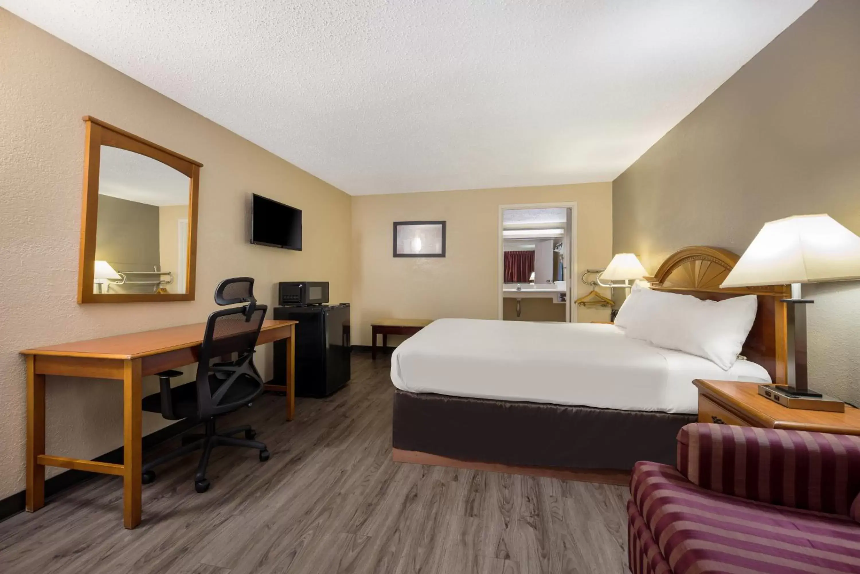 Bed in Knights Inn College Station Bed in Knights Inn College Station