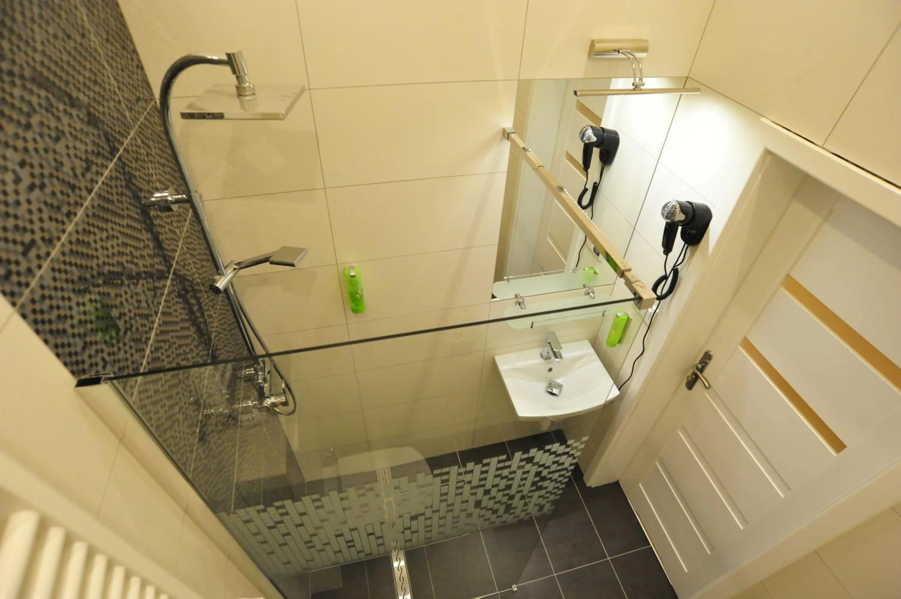 Shower in Kosmopolita Apartments