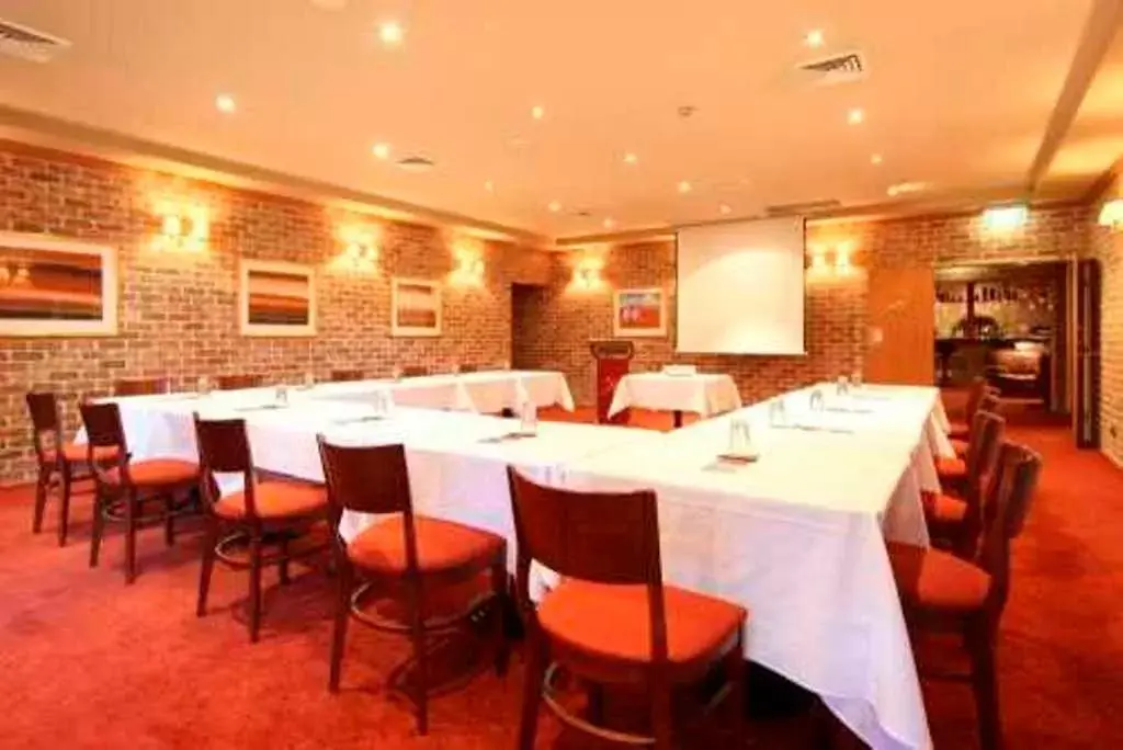 Banquet/Function facilities, Restaurant/Places to Eat in The Hermitage Motel - Campbelltown