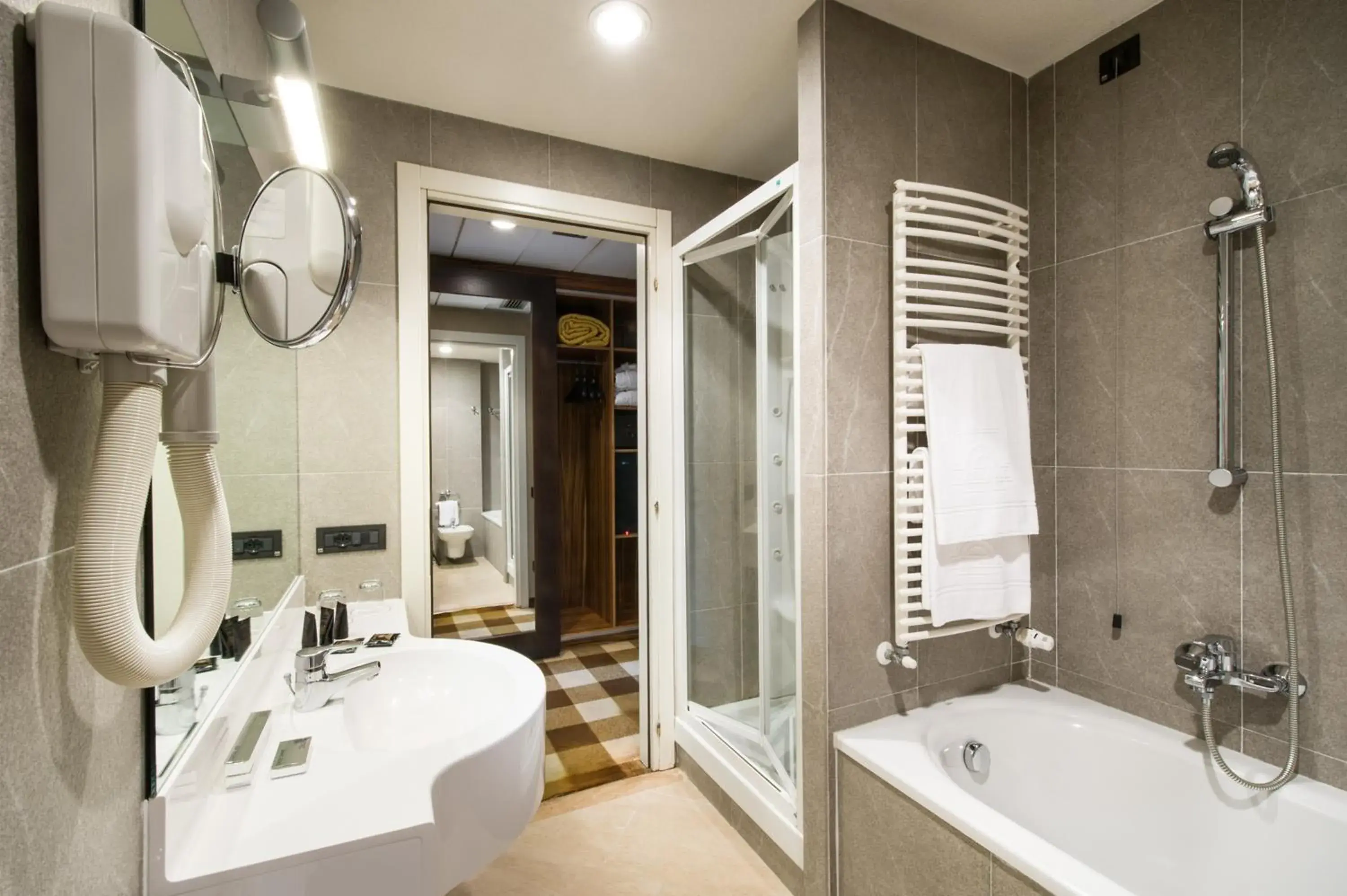 Bathroom in Hotel Viest