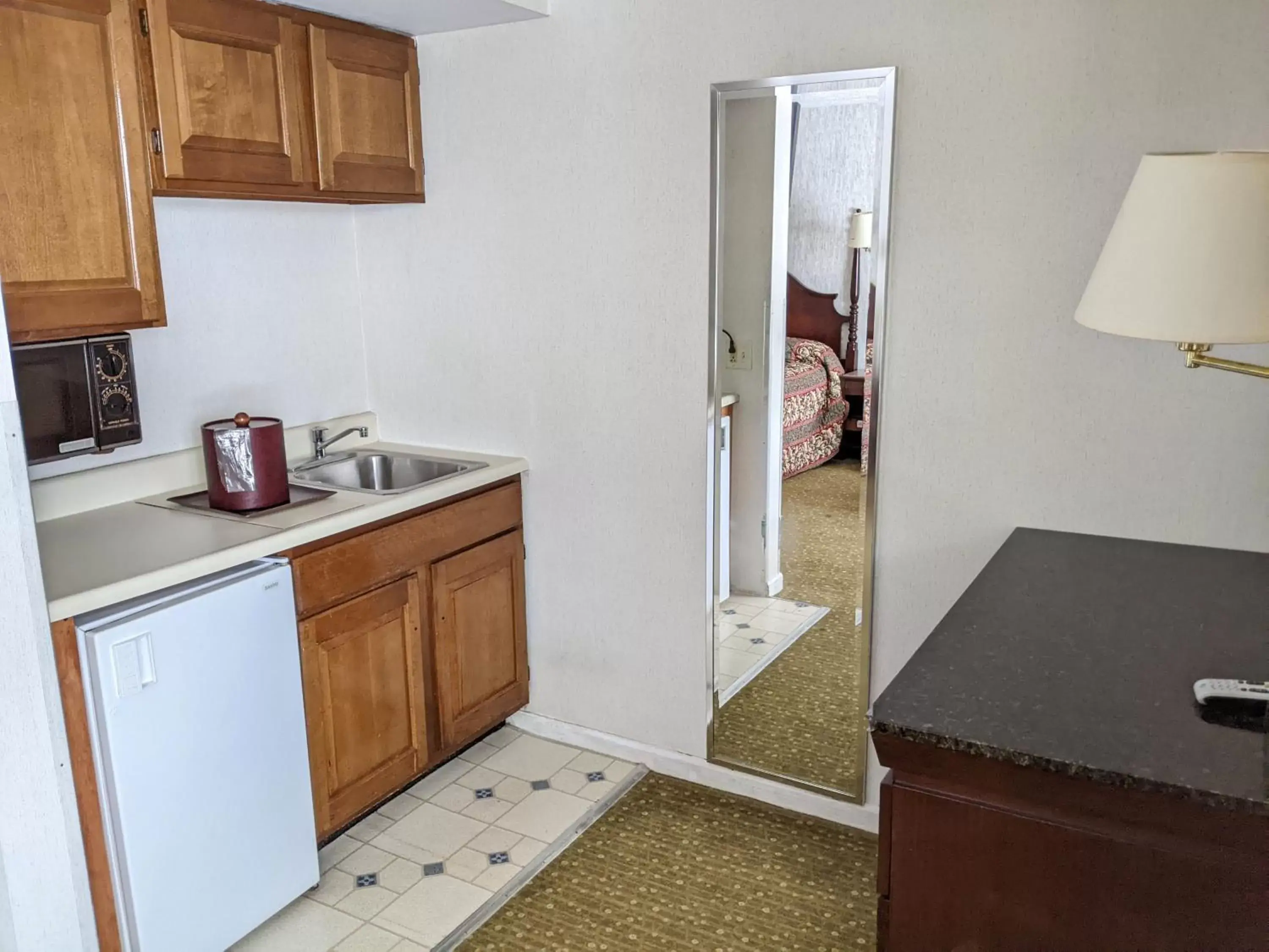 Kitchen or kitchenette, Kitchen/Kitchenette in South Side Inn - Burlington