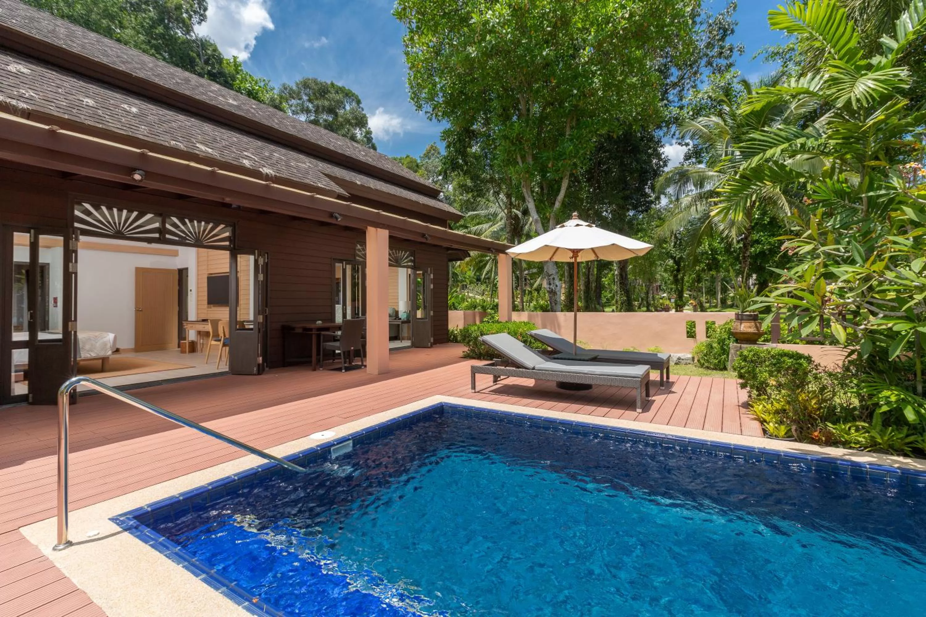 Swimming pool in Khaolak Merlin Resort