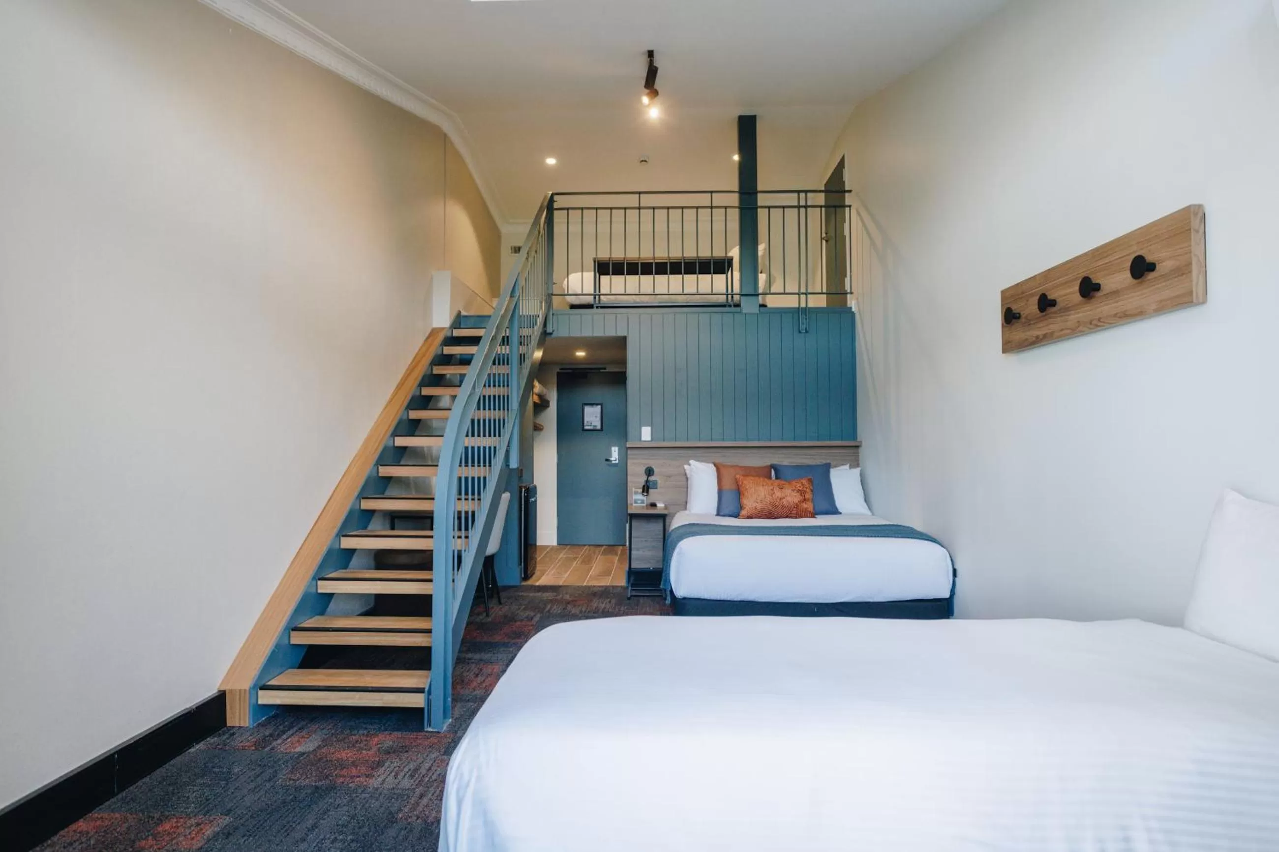 Photo of the whole room, Bed in Banjo Paterson Inn