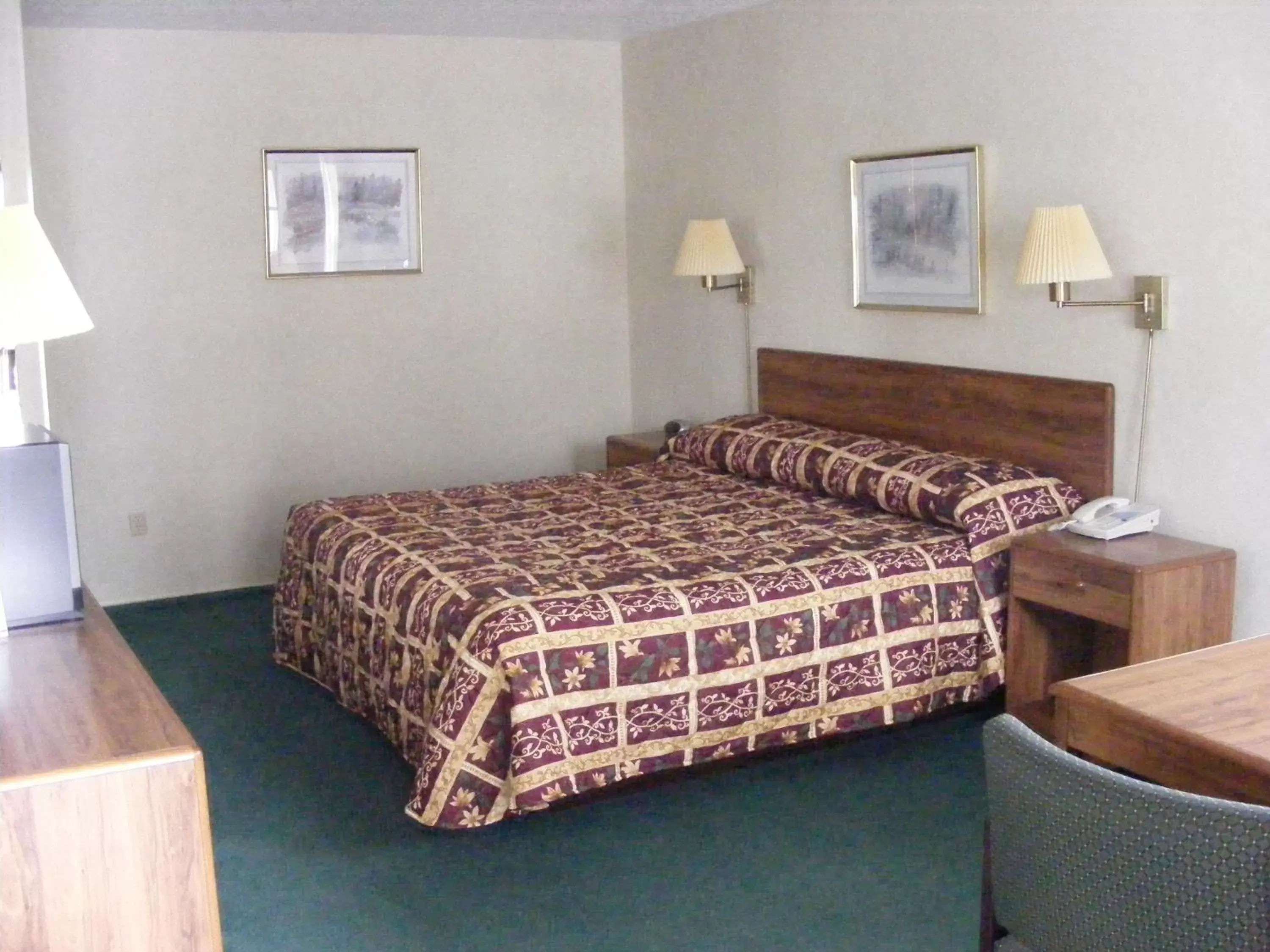 Bedroom, Bed in Great Lakes Inn Mackinaw City