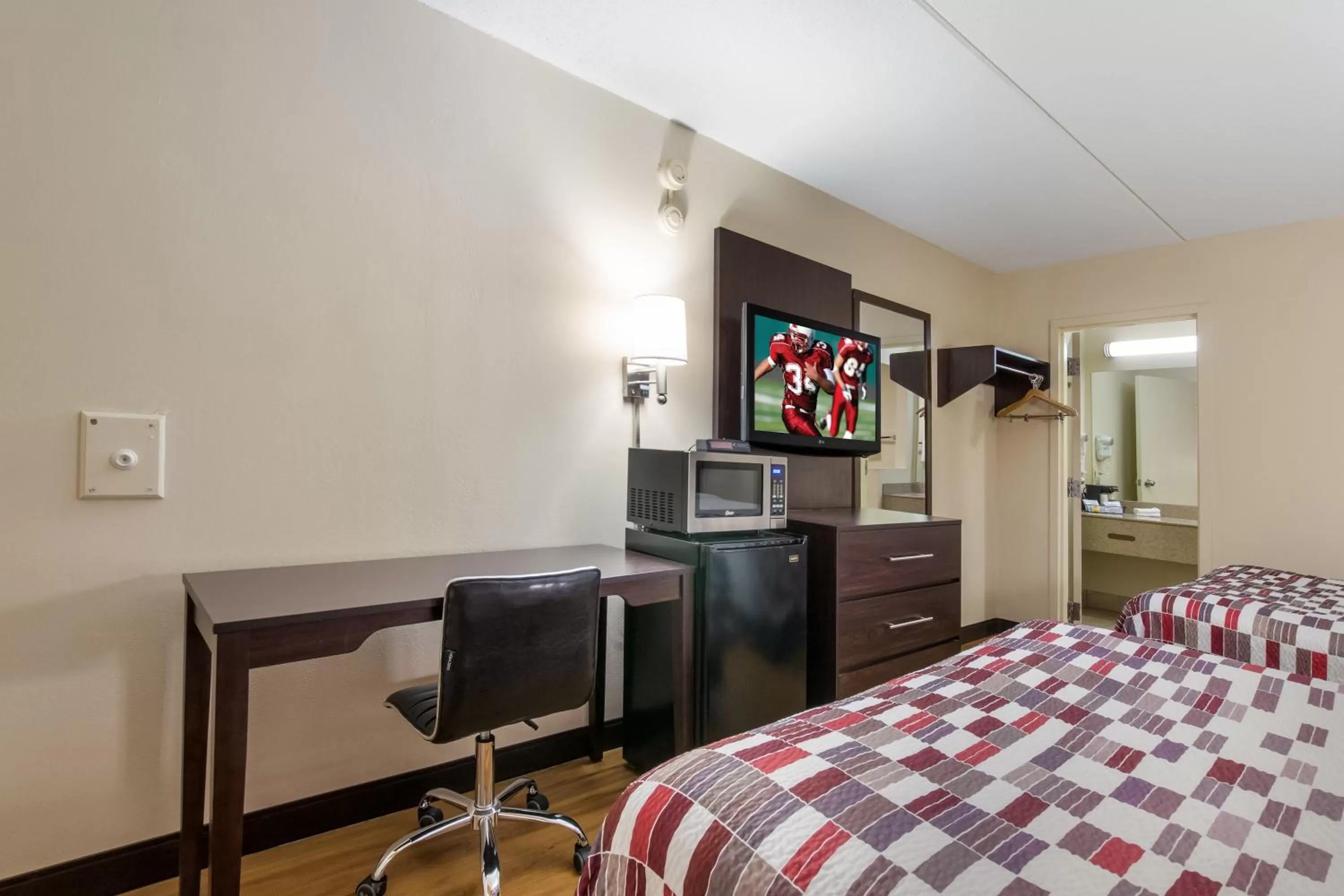 Photo of the whole room, Bed in Red Roof Inn Shelbyville