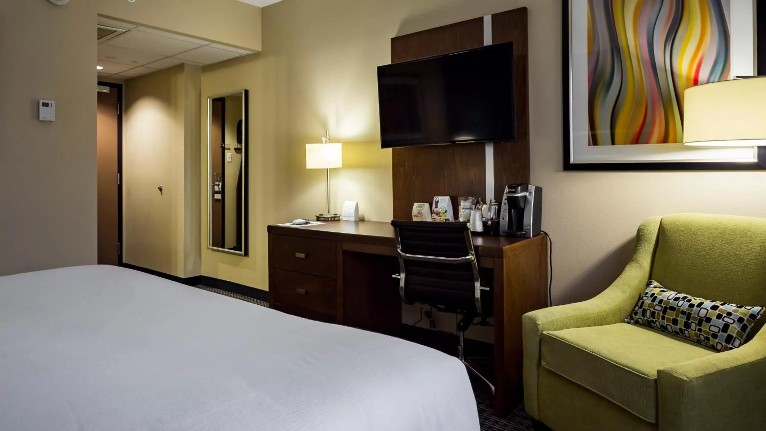 Photo of the whole room, Bed in Holiday Inn Houston Downtown, an IHG Hotel