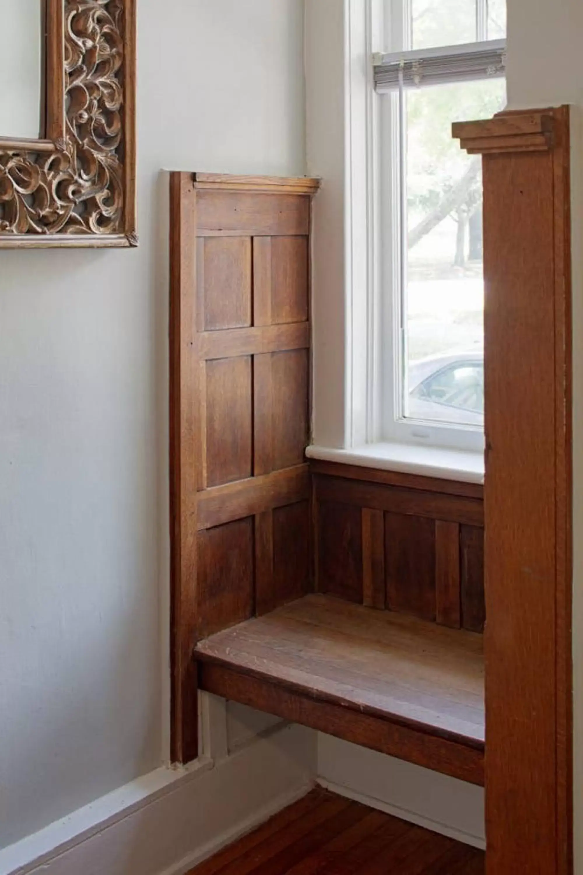 Seating area in 101 E Waldburg - Cozy Cottage just off of Forsyth Park