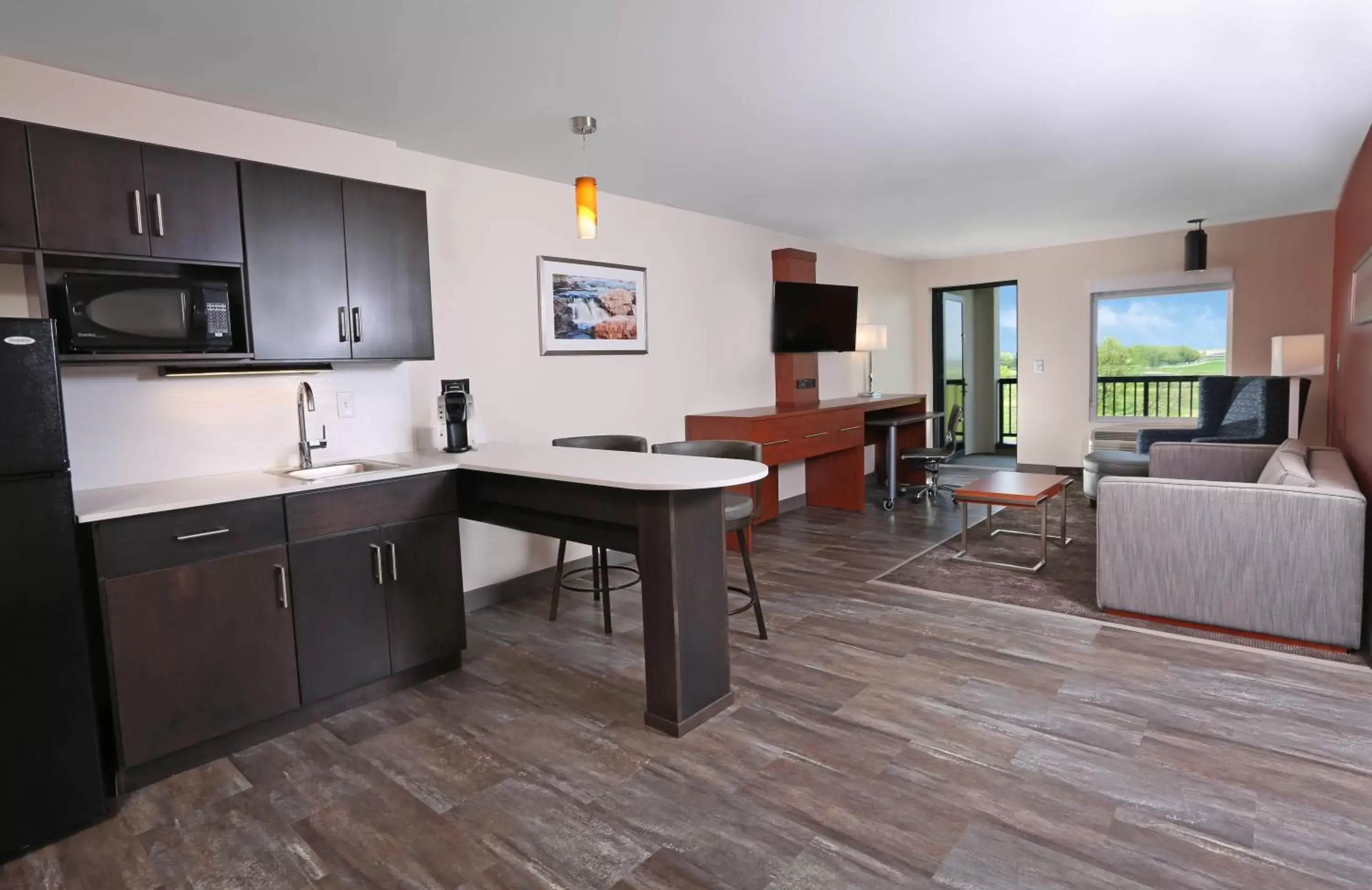 Photo of the whole room, Kitchen/Kitchenette in Holiday Inn Hotel & Suites Sioux Falls - Airport, an IHG Hotel