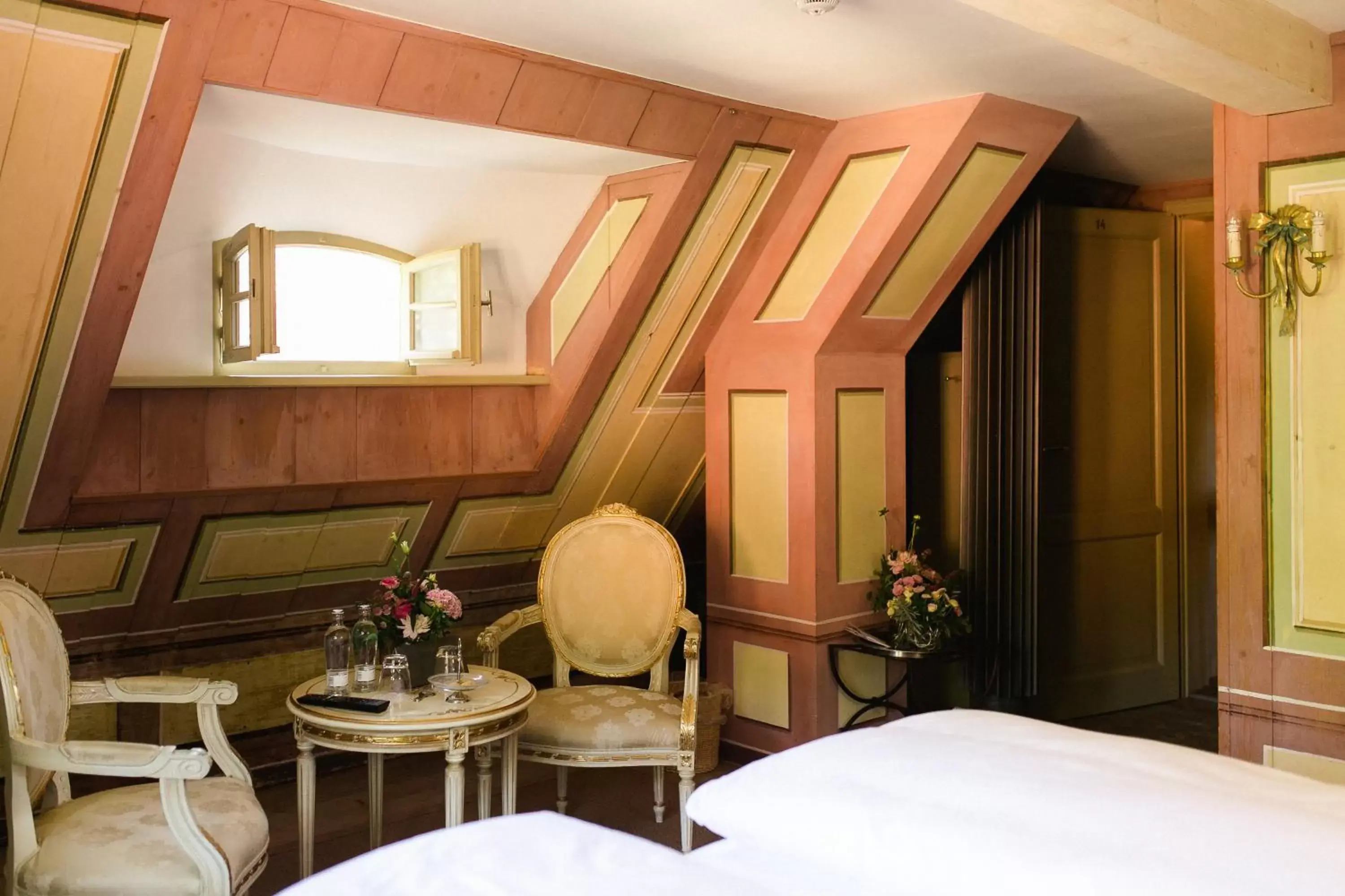 Photo of the whole room, Seating Area in Hotel Villa Sorgenfrei & Restaurant Atelier Sanssouci