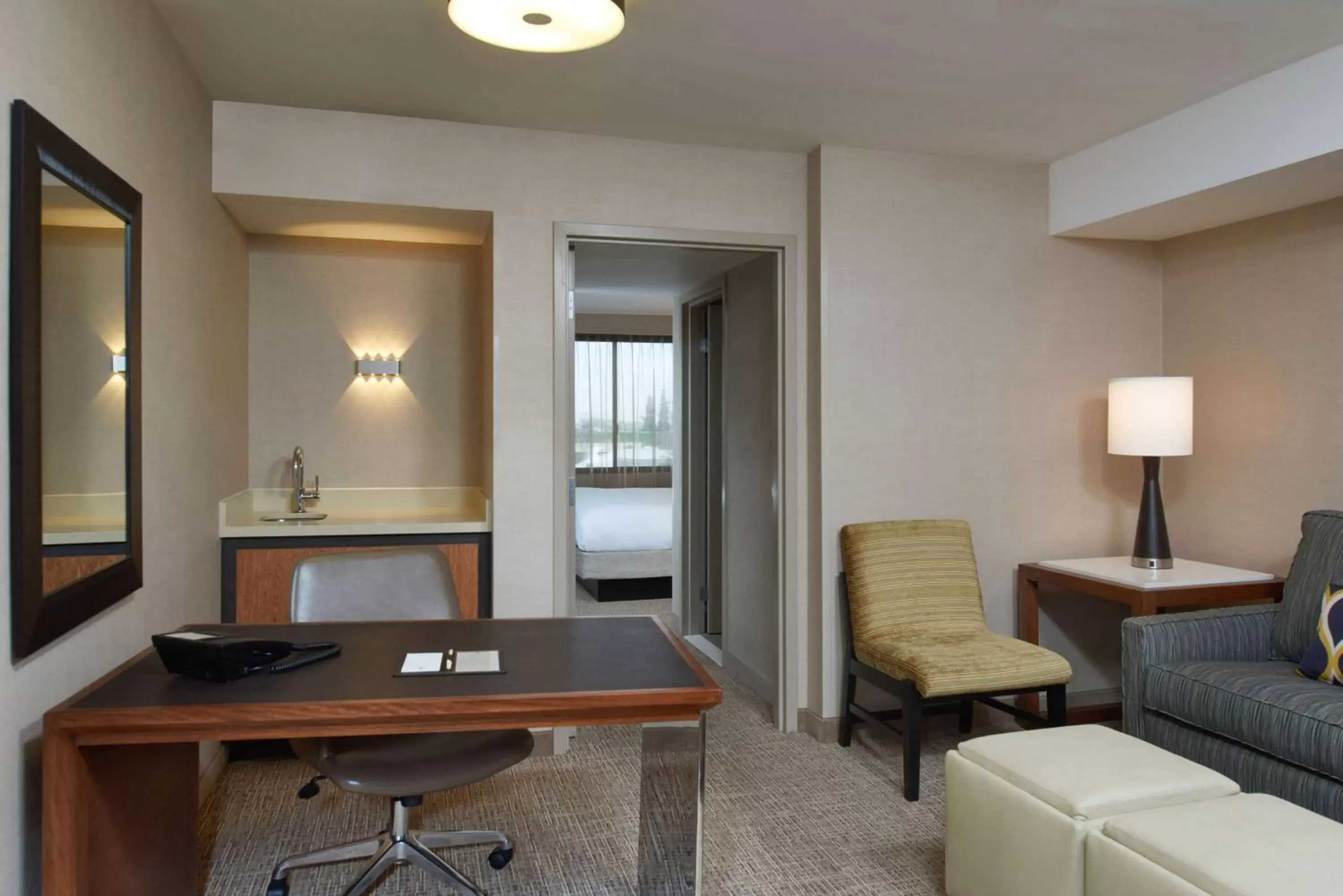 Bedroom, Seating Area in DoubleTree by Hilton Fresno Convention Center