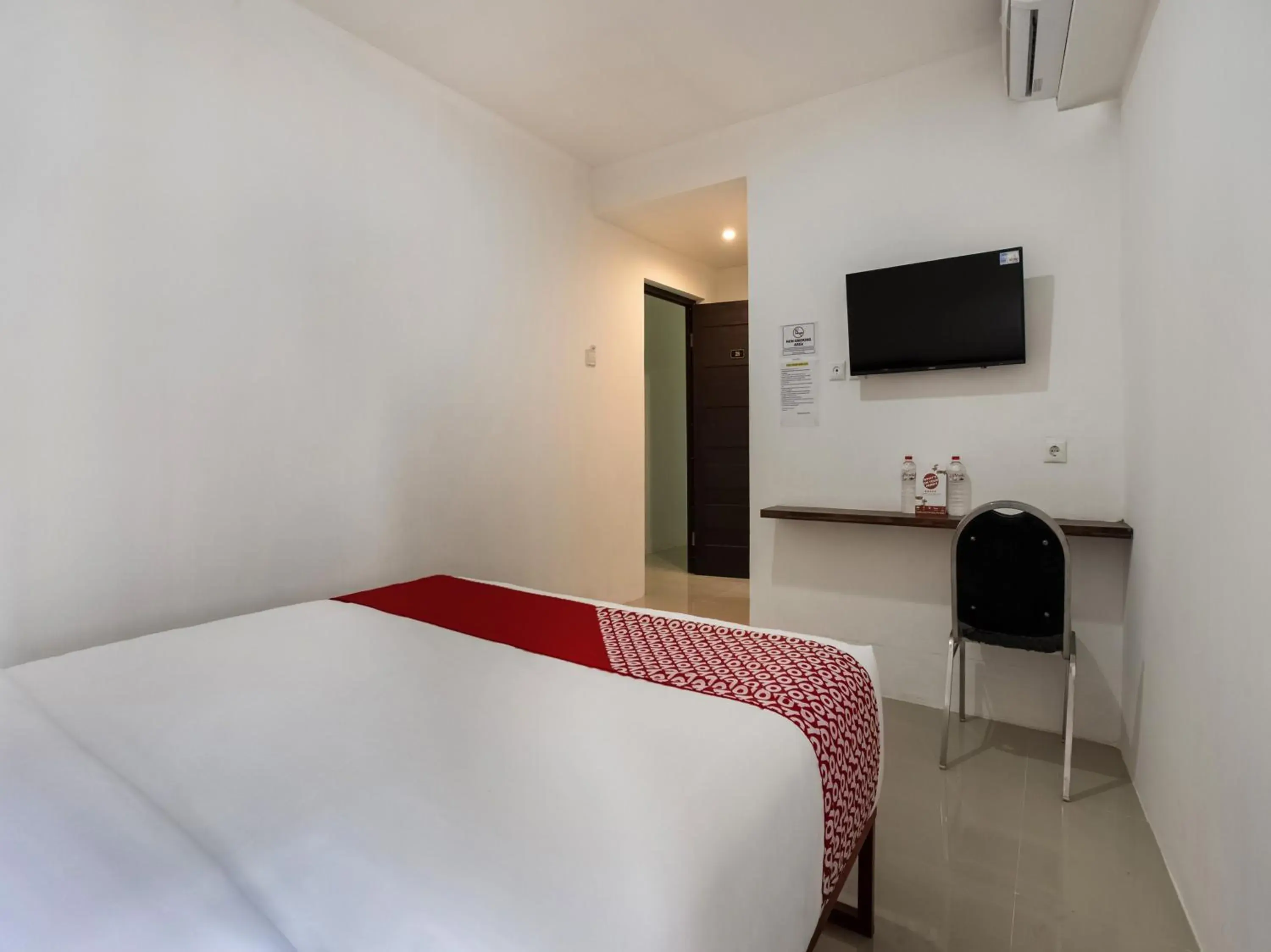 Bedroom, TV/Entertainment Center in SUPER OYO 3463 Cimahi Guest House