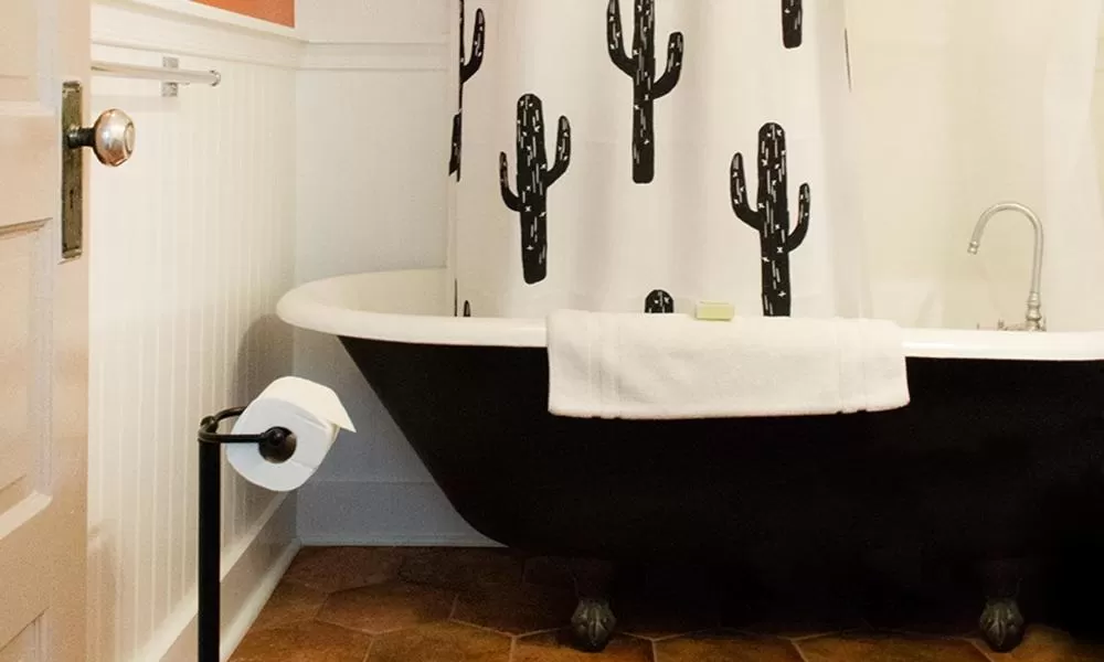 Bathroom in Eldorado Suites Hotel