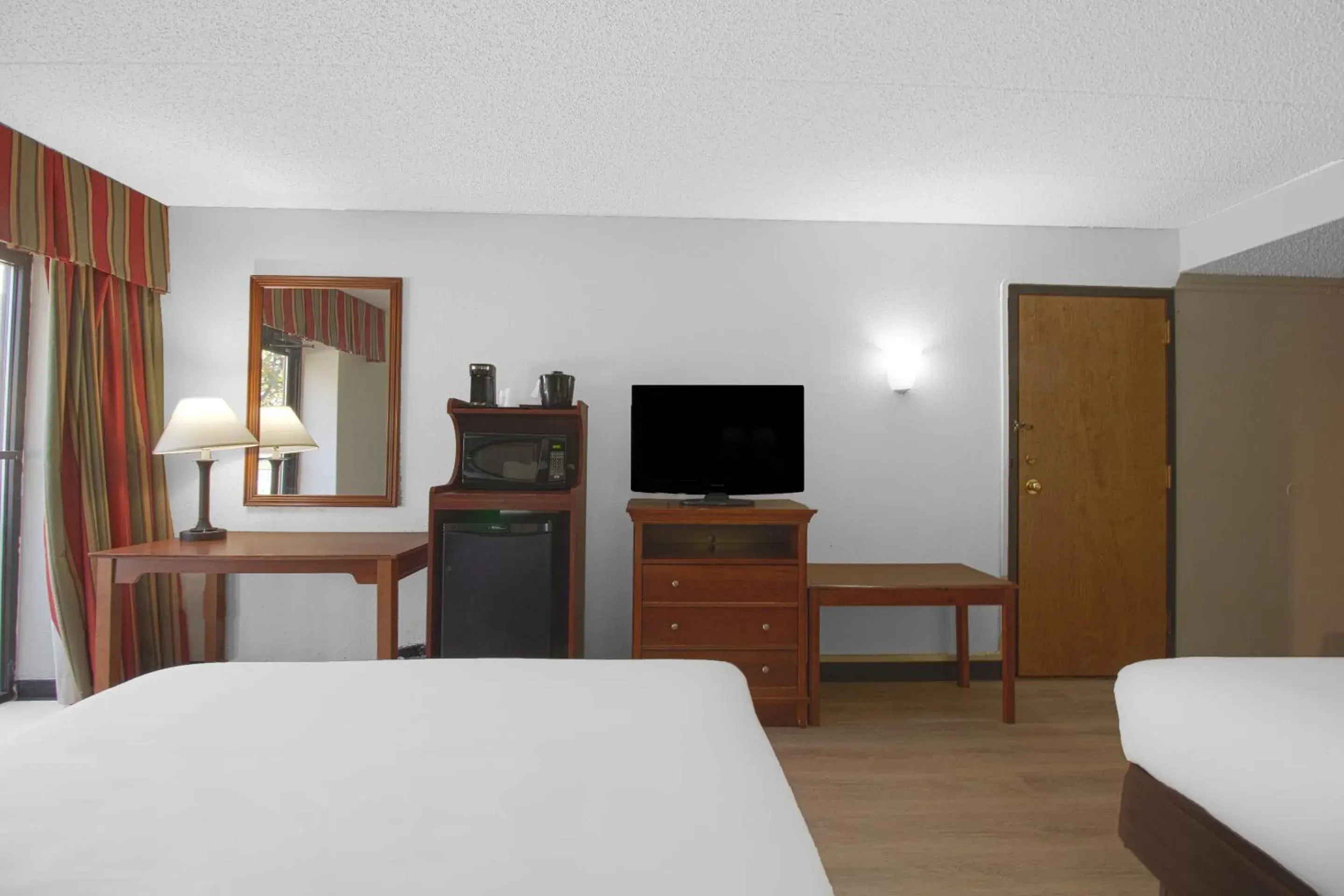 Bedroom, TV/Entertainment Center in Tulsa Square Hotel Central, I-44 By OYO