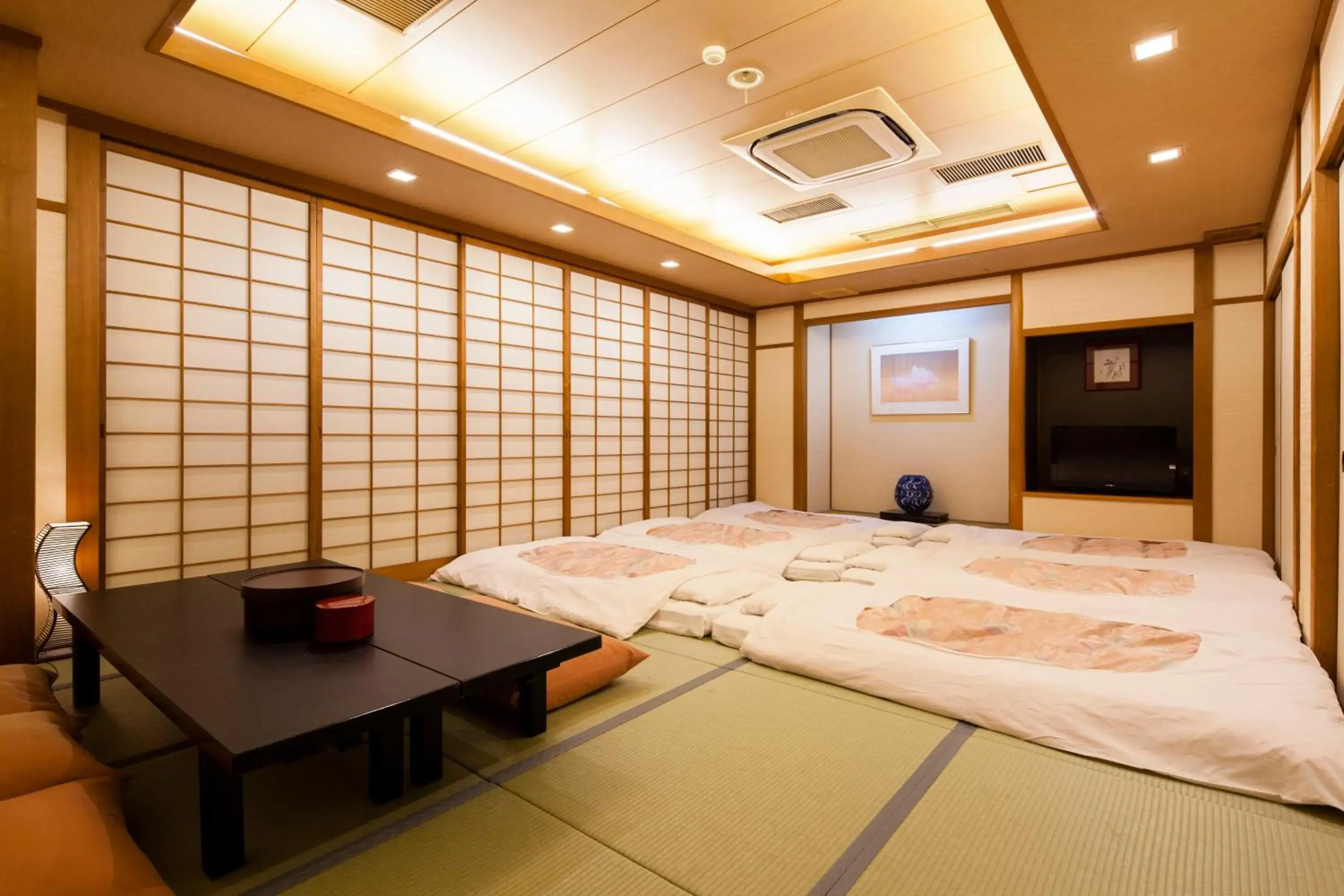 Photo of the whole room in Yamatoya Honten Ryokan Osaka Hotel