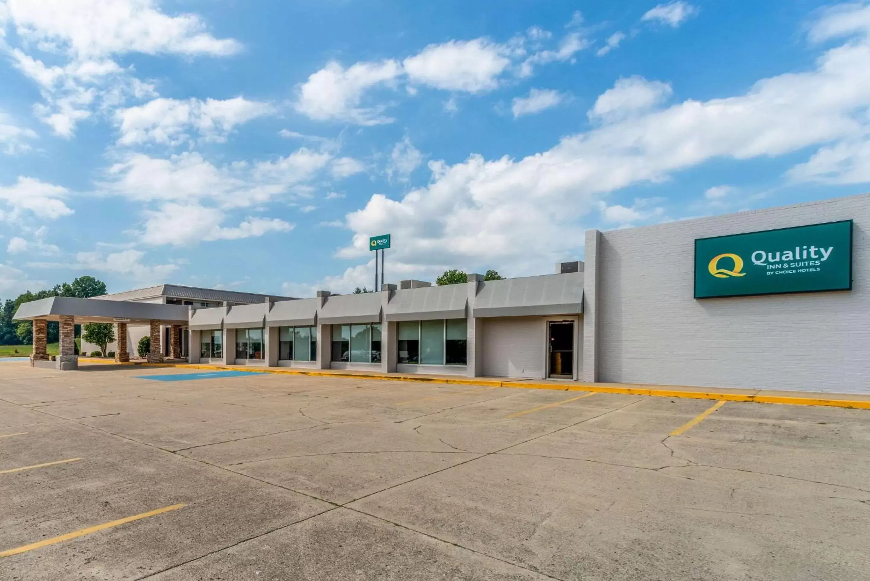 Property building in Quality Inn & Suites Vandalia near I-70 and Hwy 51