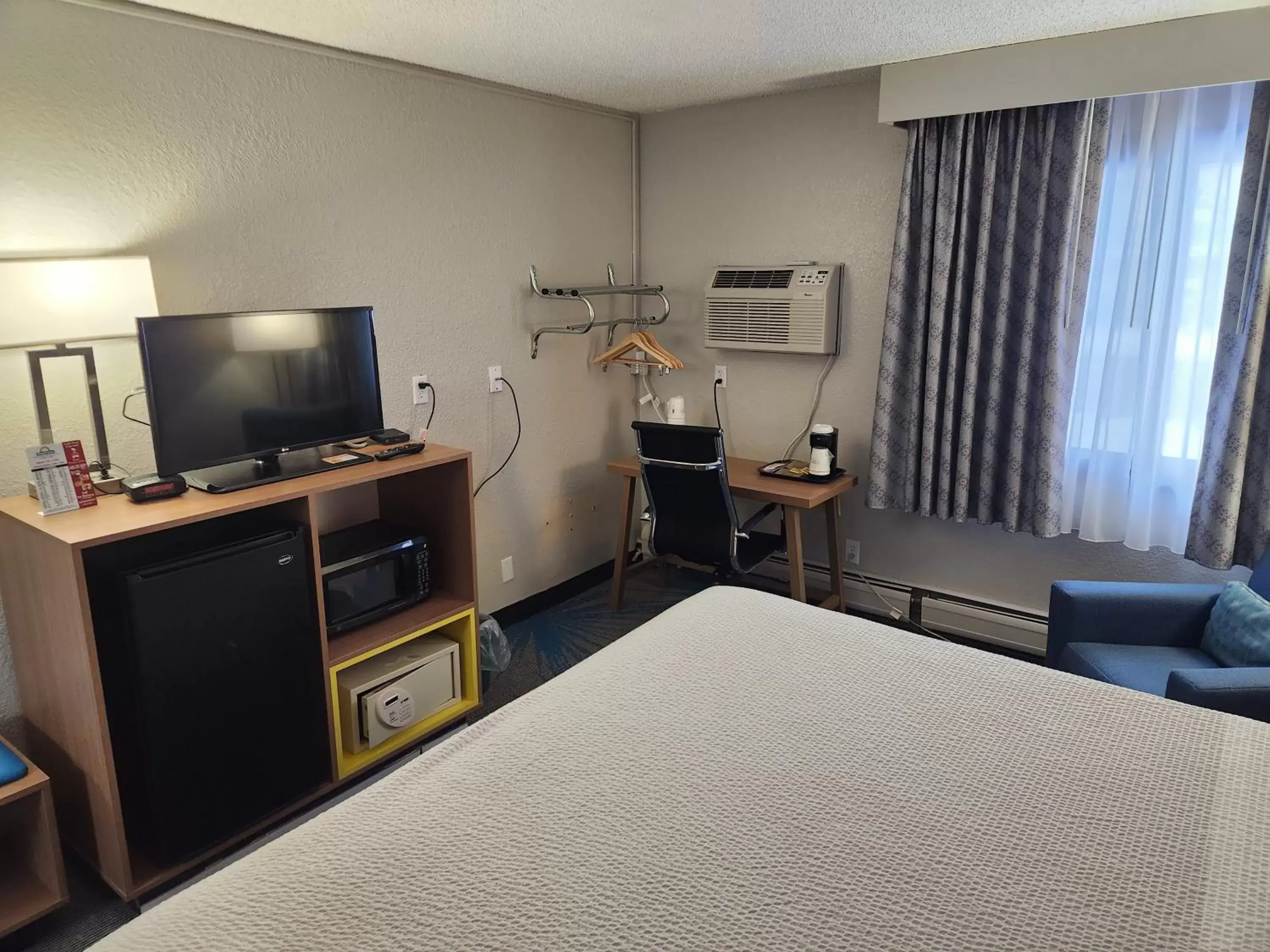 TV and multimedia, TV/Entertainment Center in Days Inn by Wyndham Sioux Falls Airport