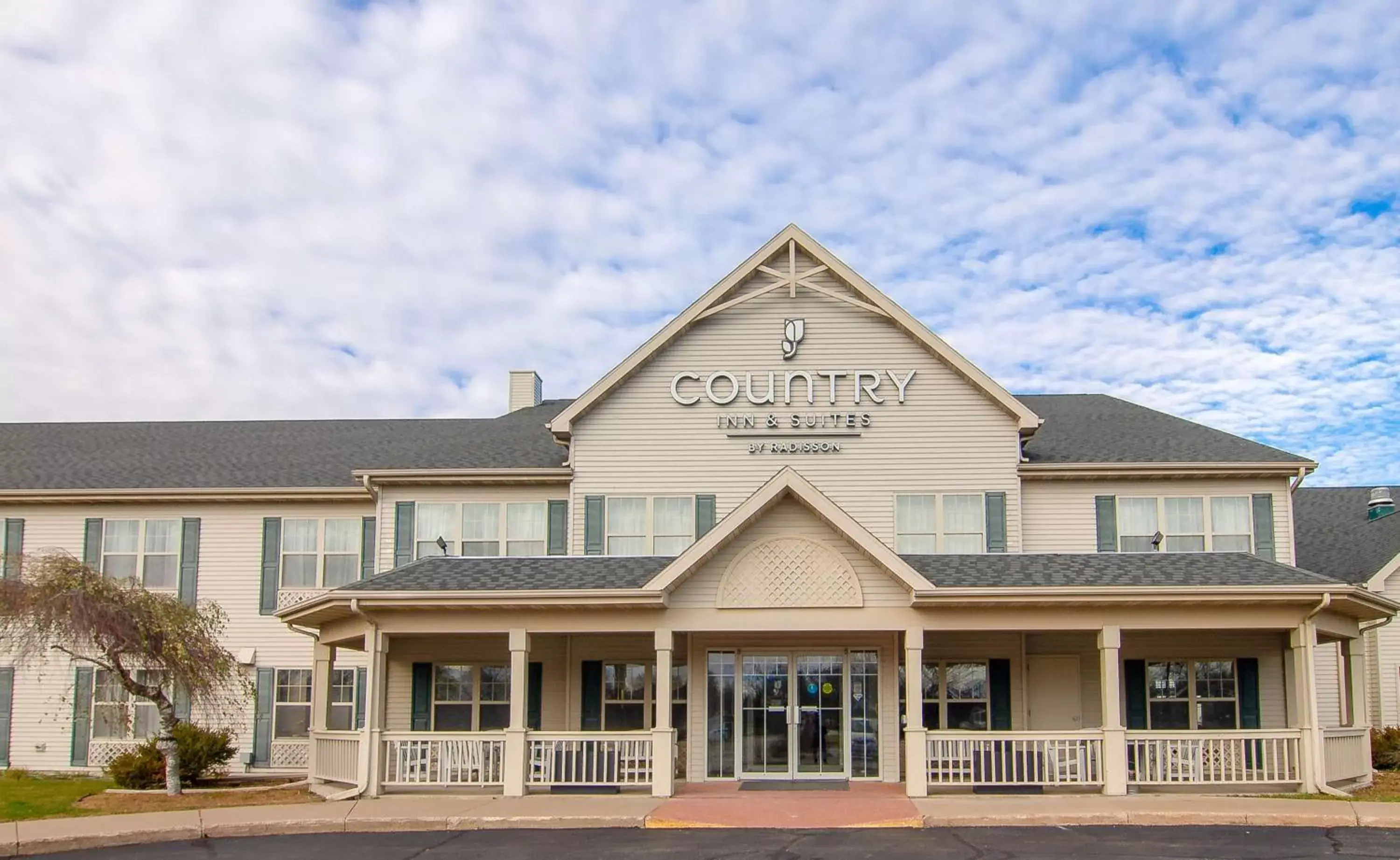 Property building in Country Inn & Suites by Radisson, Stockton, IL
