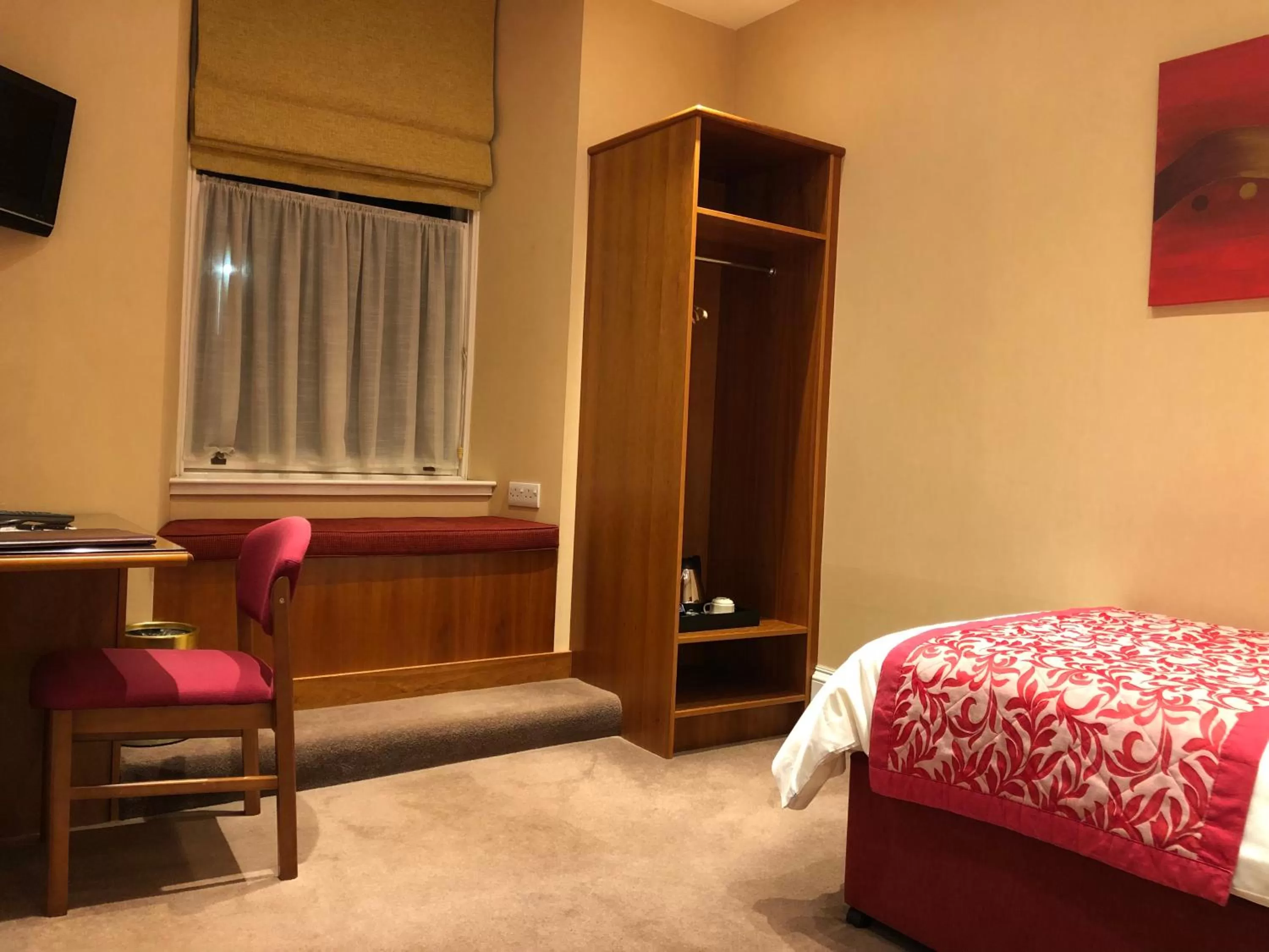 Bedroom, Bed in Laichmoray Hotel