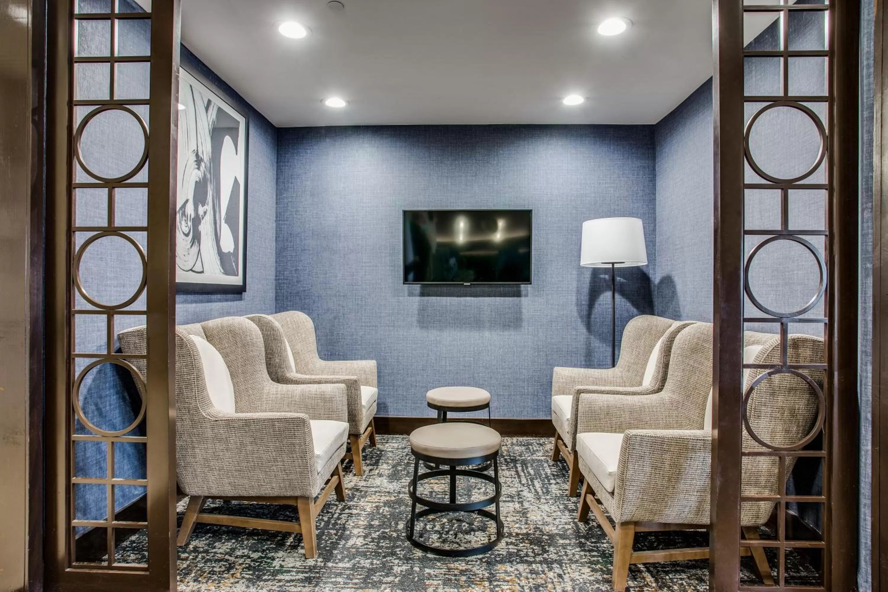 Communal lounge/ TV room in Hyatt Place Fort Worth / Cityview