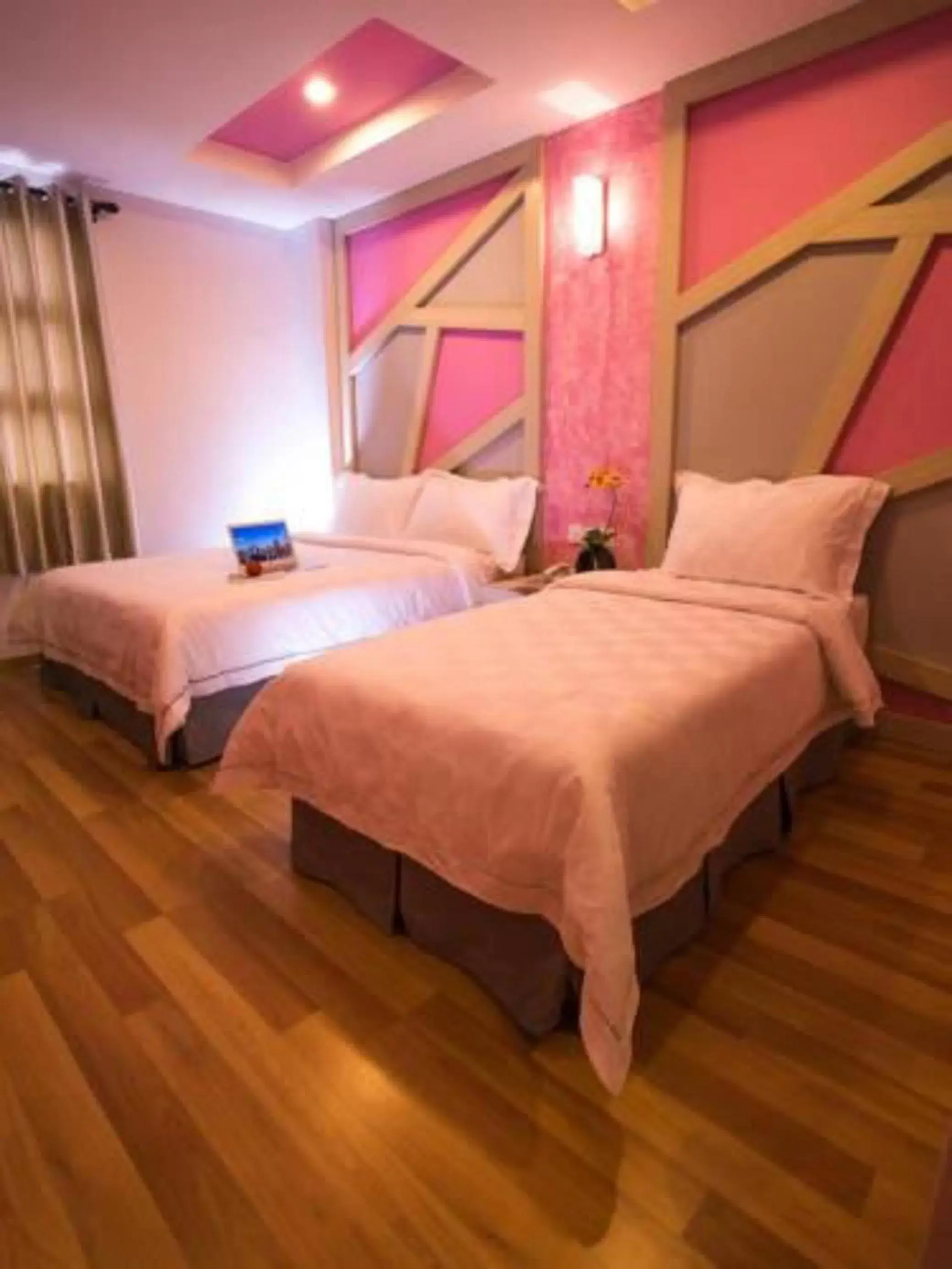 Bed in Sunshine Inn Plus Bed in Sunshine Inn Plus