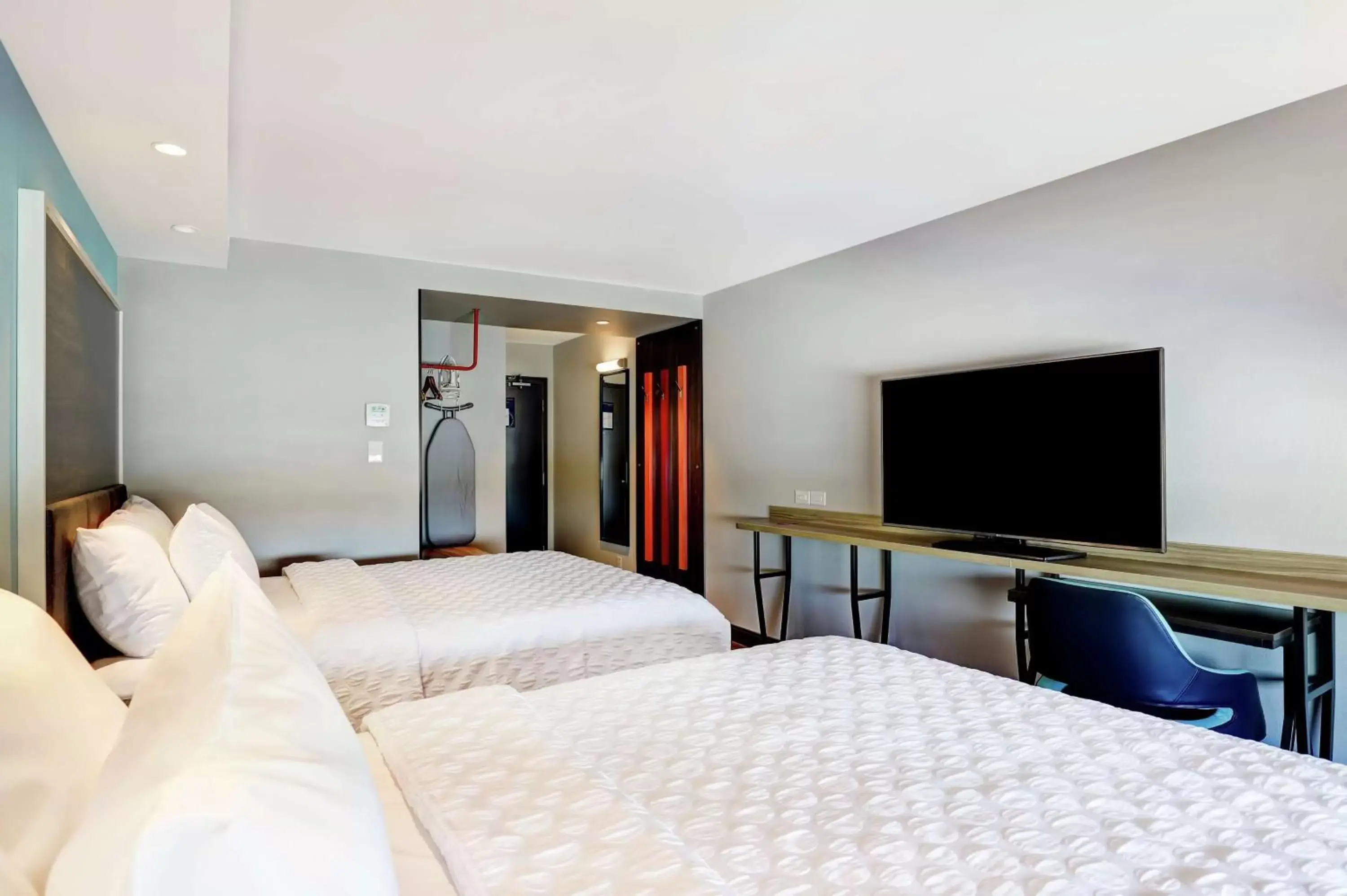 Bedroom, Bed in Tru By Hilton Edmonton Windermere