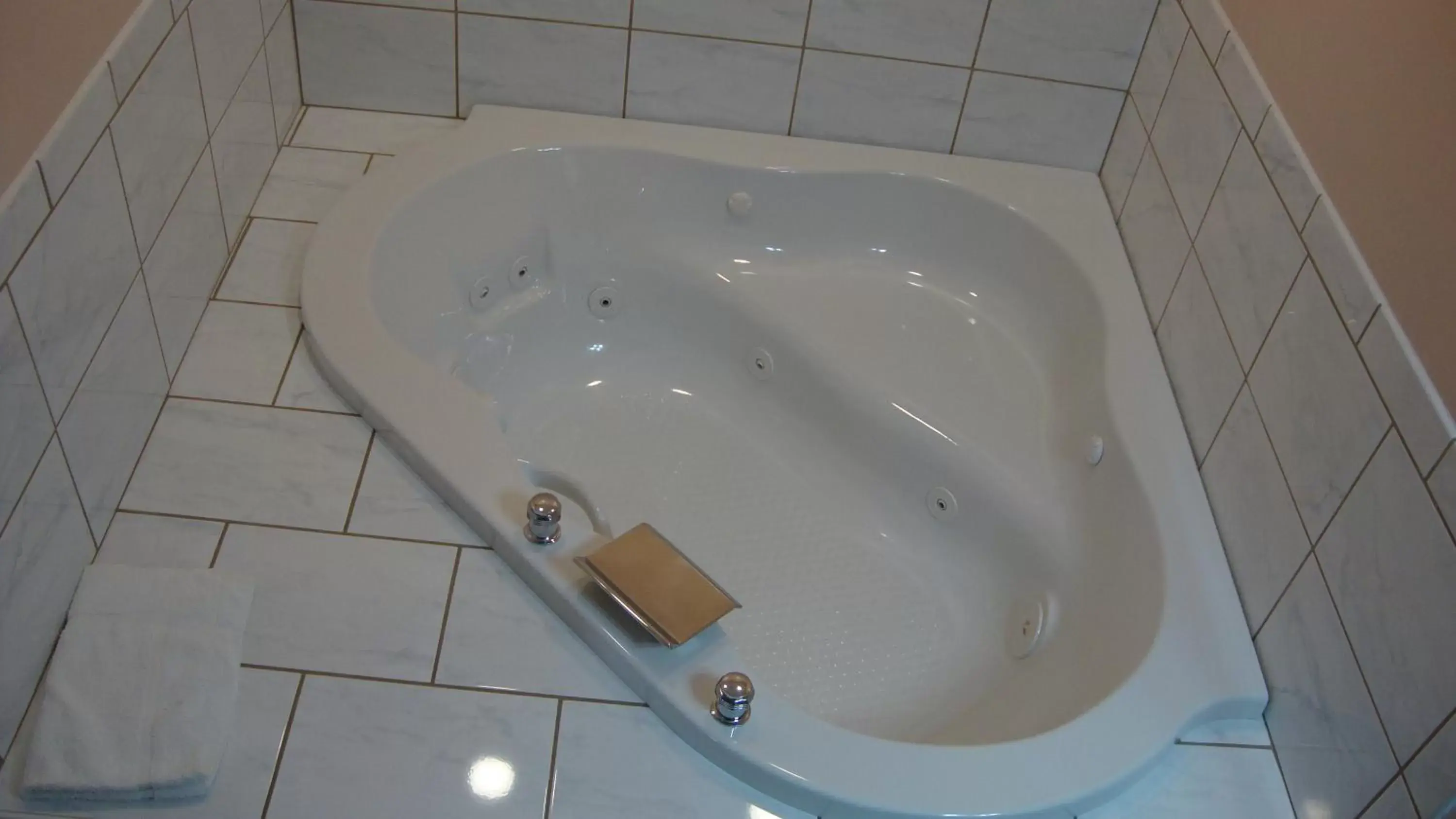 Hot Tub, Bathroom in Pinconning Trail Inn Motel