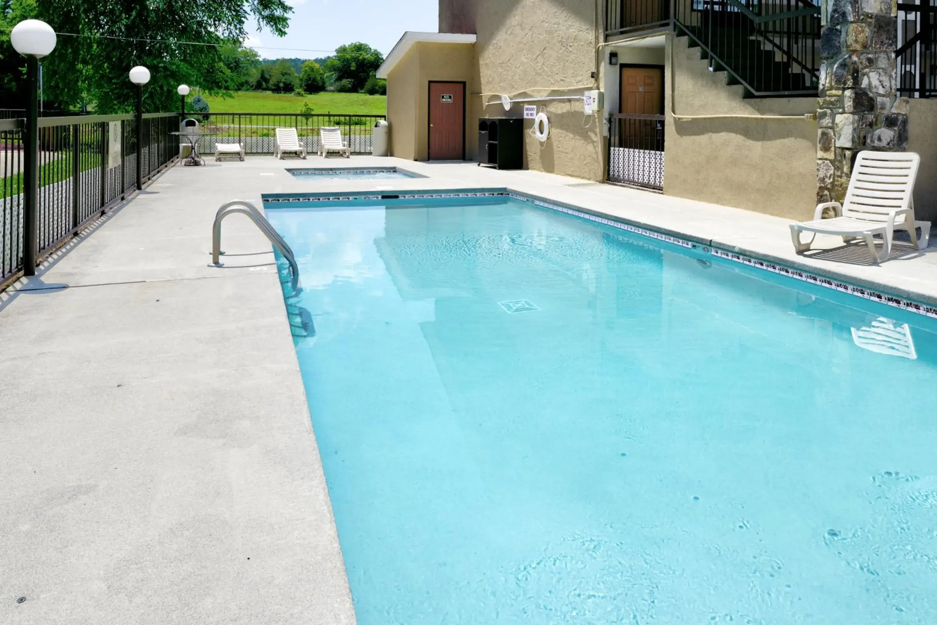 Pool view, Swimming Pool in Econo Lodge Sevierville-Pigeon Forge on the River