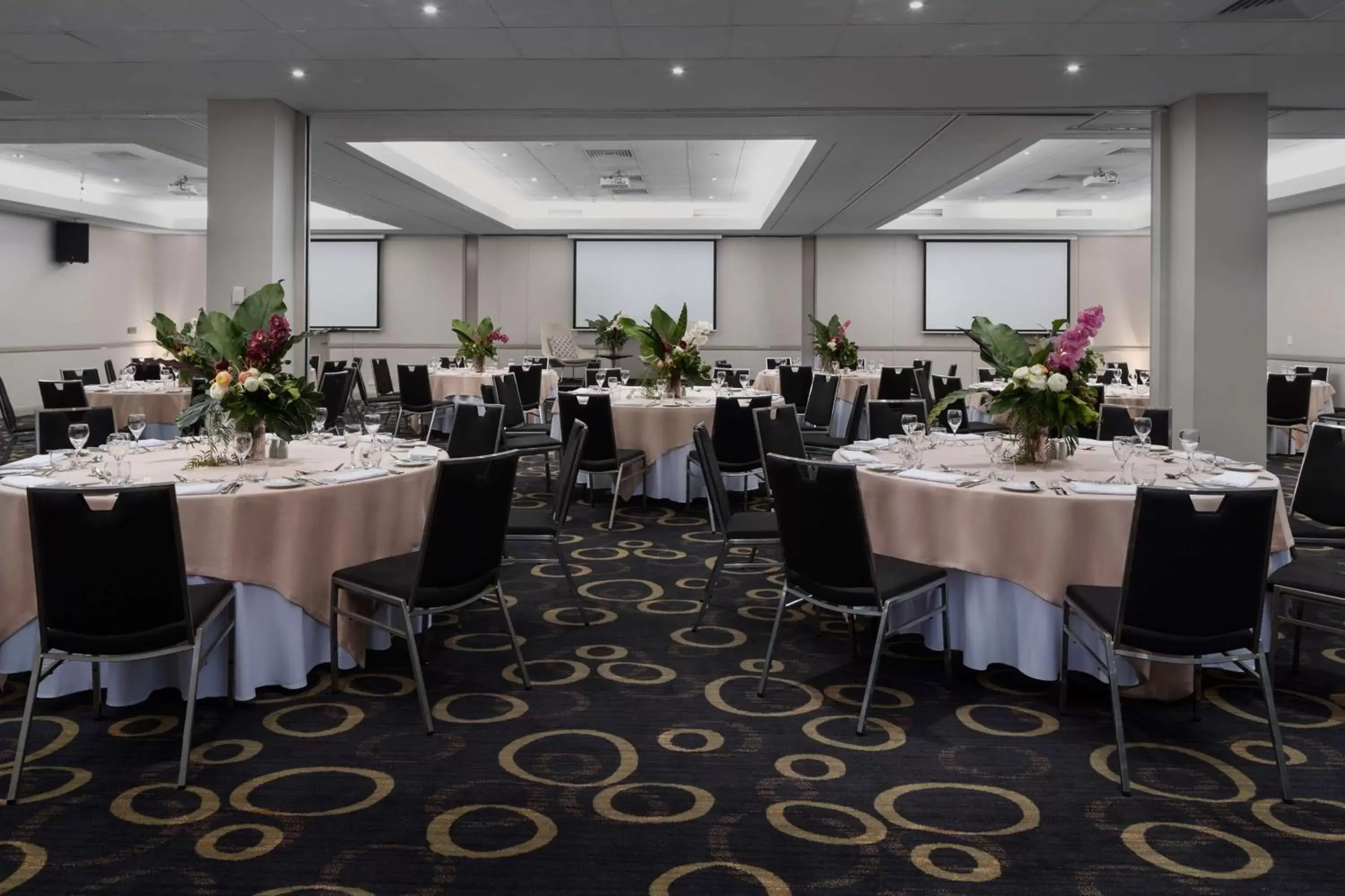 On site, Restaurant/Places to Eat in Rydges Parramatta