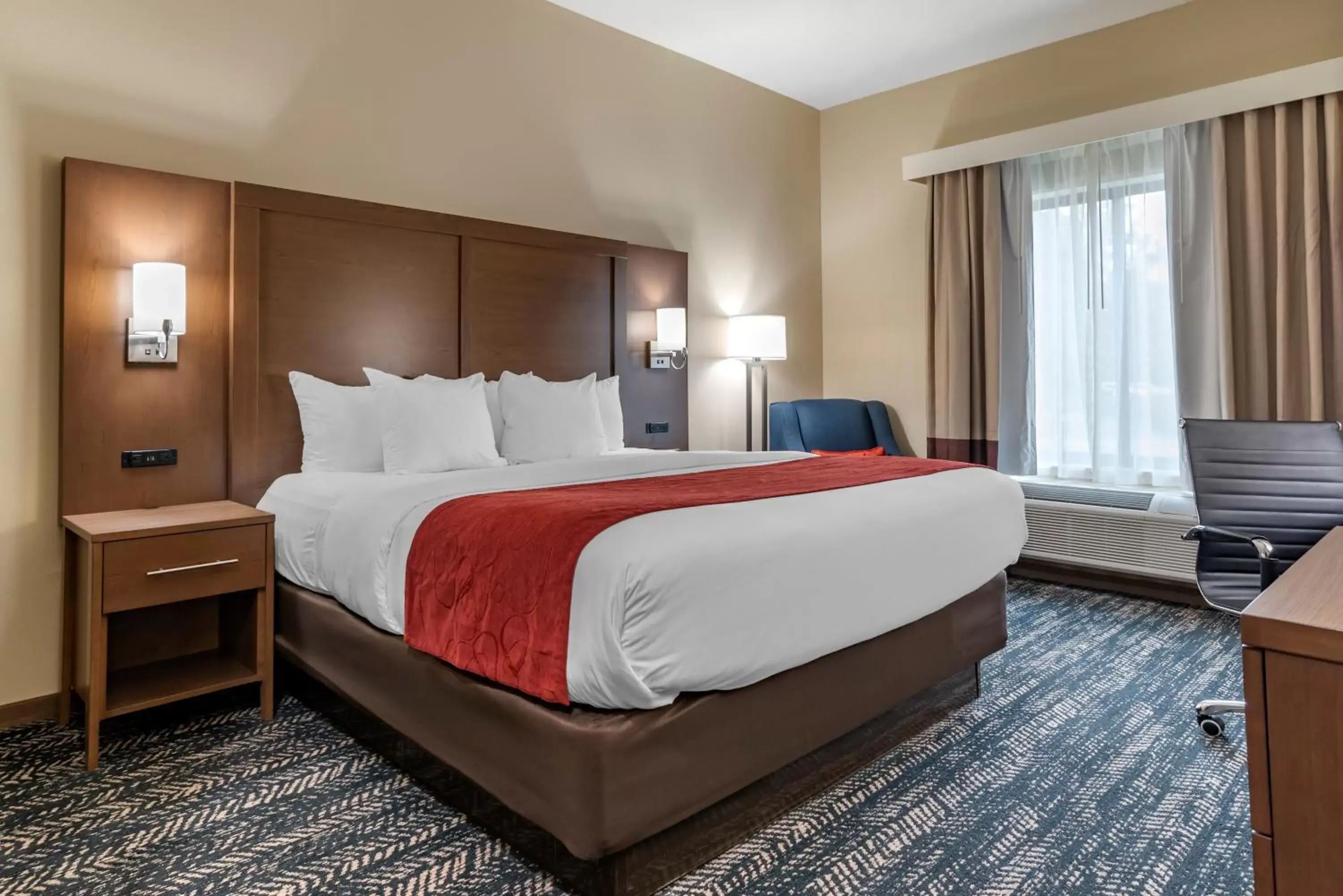 Bed in Comfort Inn & Suites Downtown near University