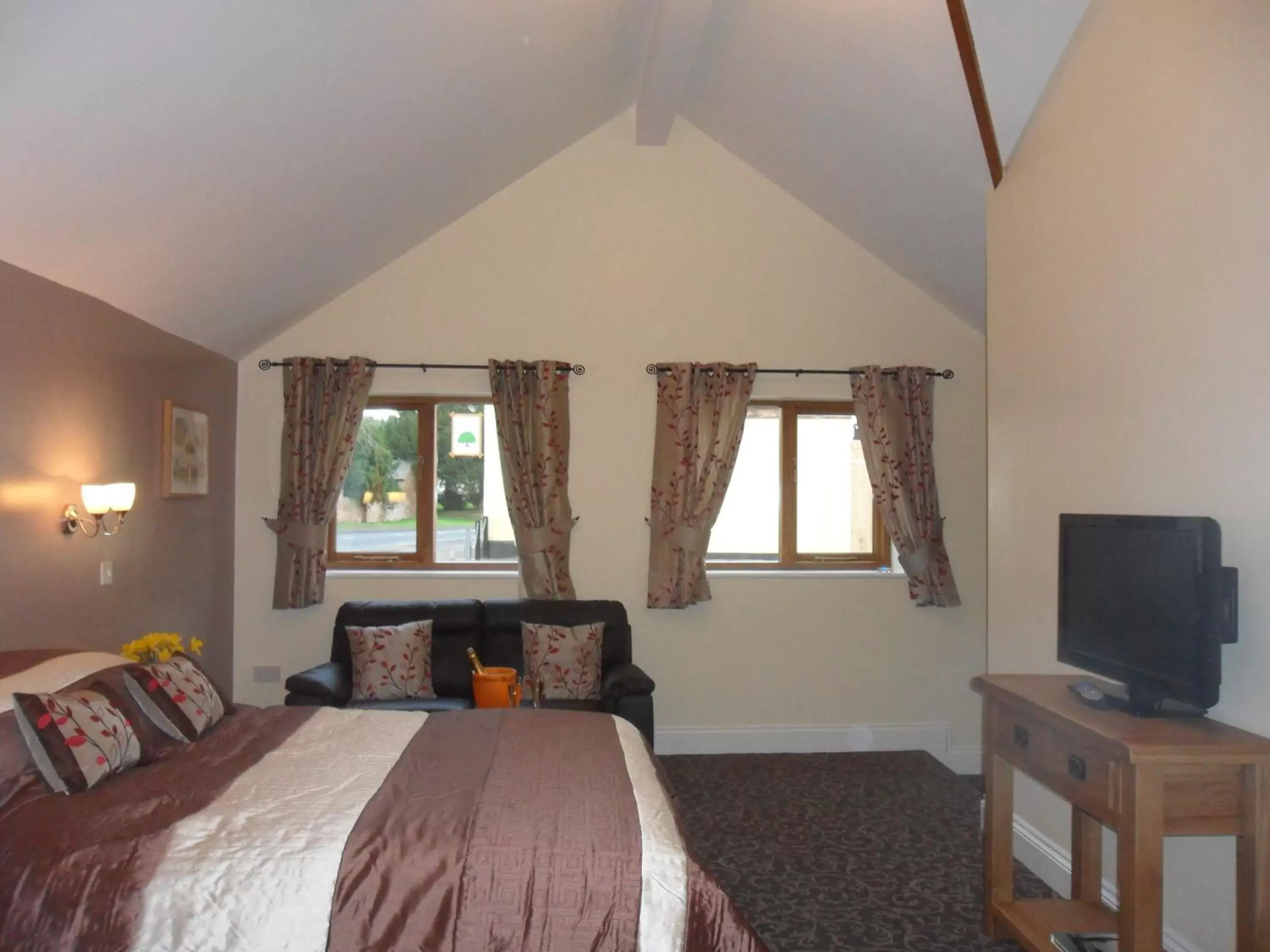 Seating area, Bed in Old Oak Tree