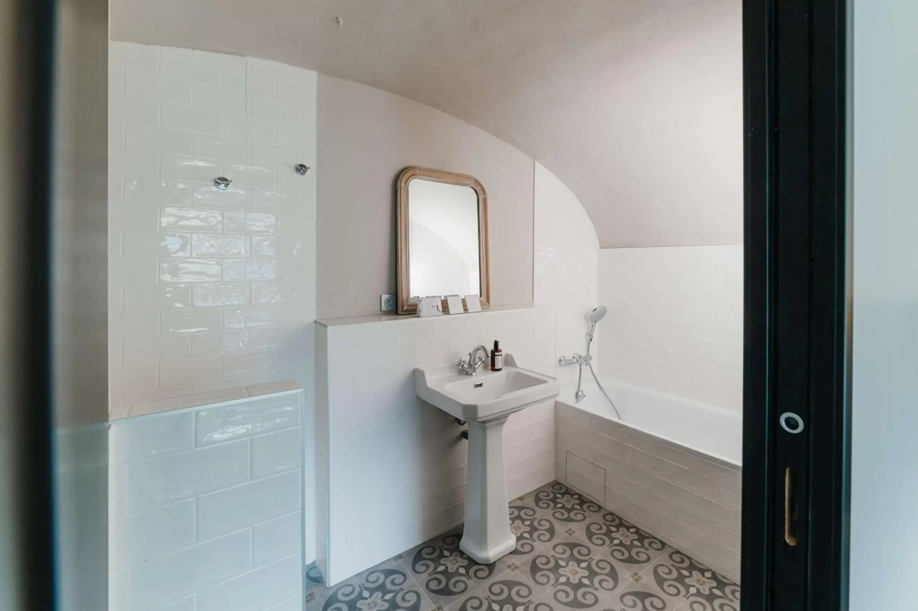 Photo of the whole room, Bathroom in Hotel la Robeyere; BW Signature Collection