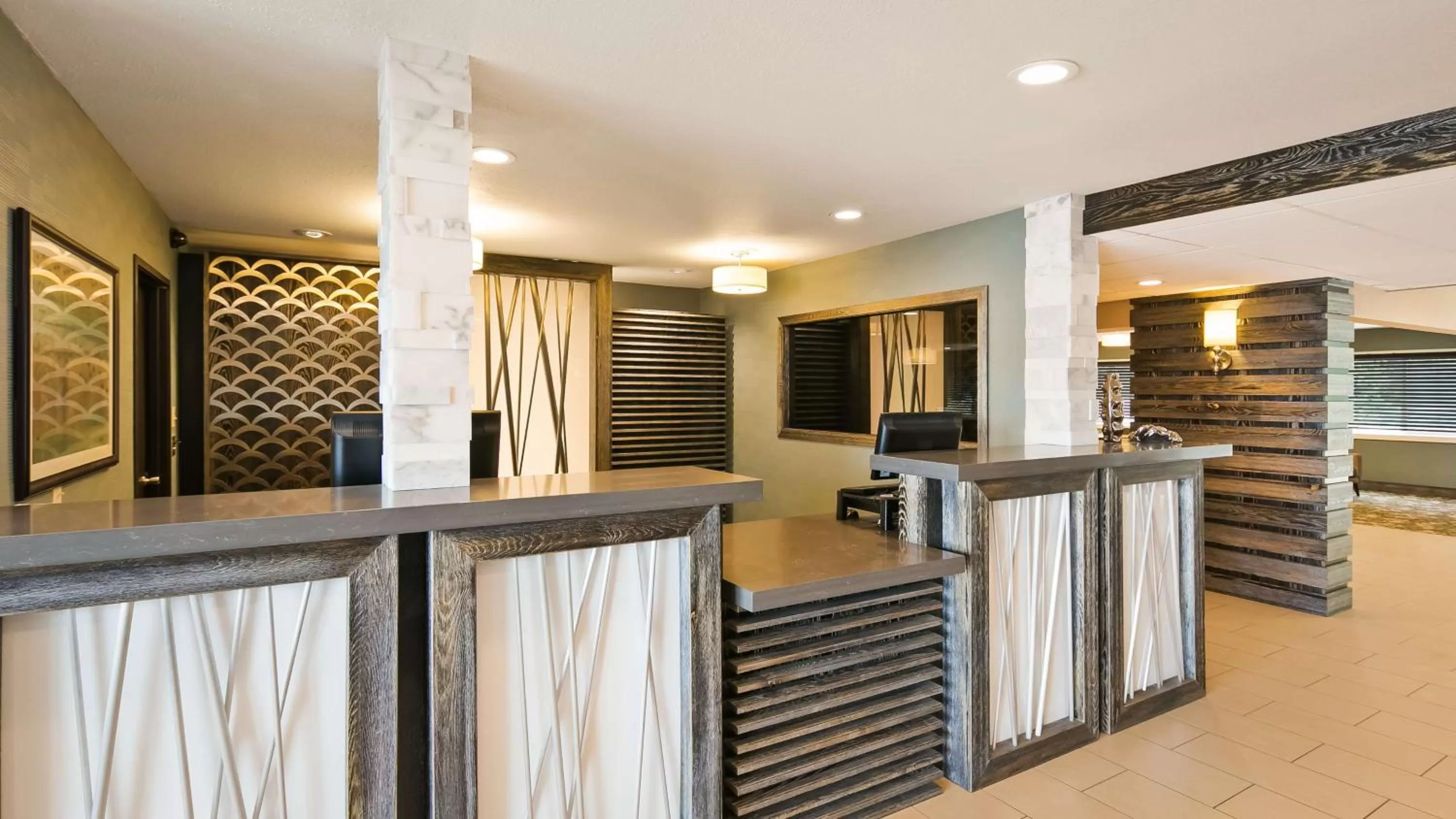 Lobby or reception in Best Western Long Beach Inn