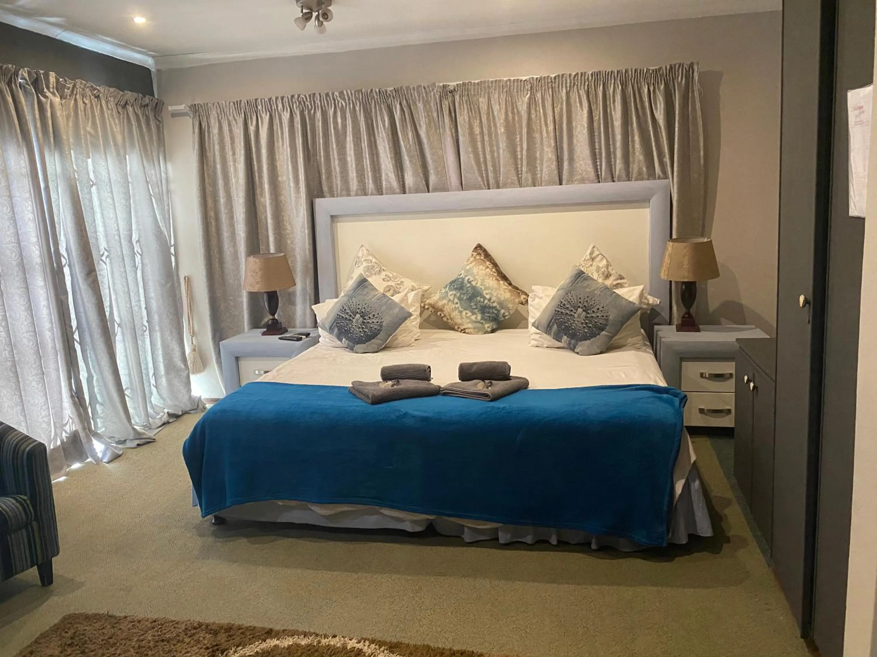 Photo of the whole room, Bed in Marion Lodge