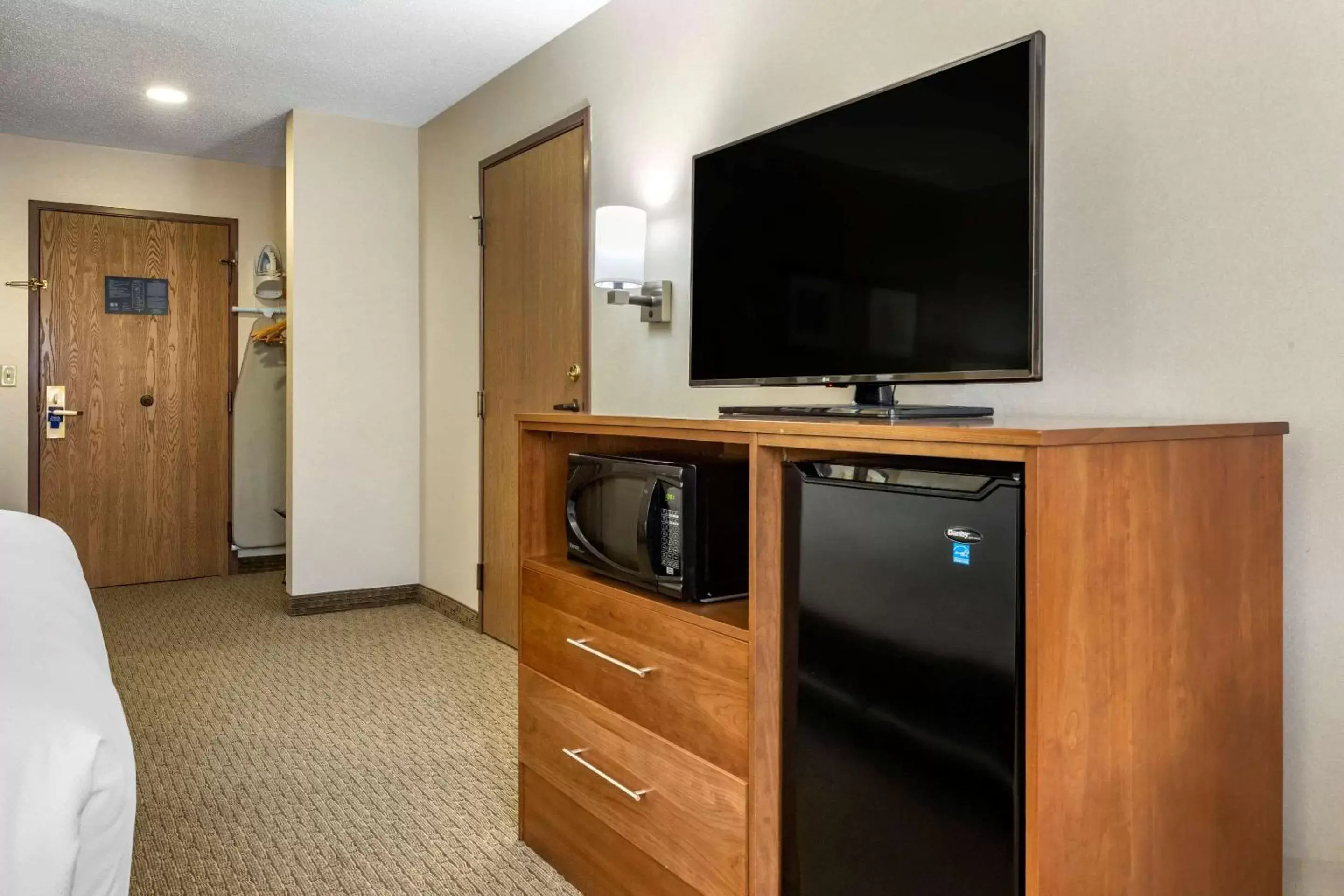 Photo of the whole room, TV/Entertainment Center in Comfort Inn Millersburg