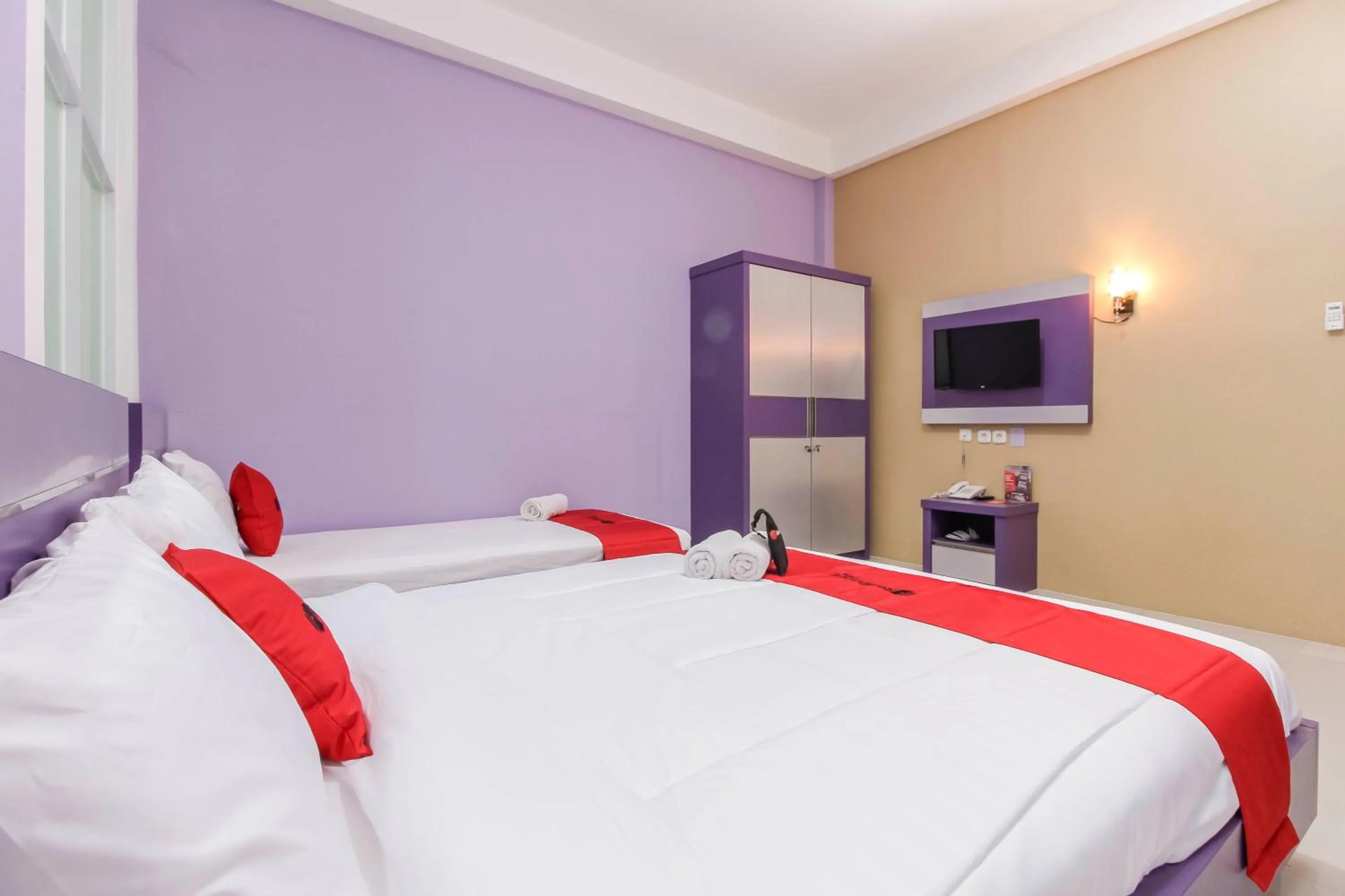 Bedroom, Bed in RedDoorz Plus near Stasiun Bekasi