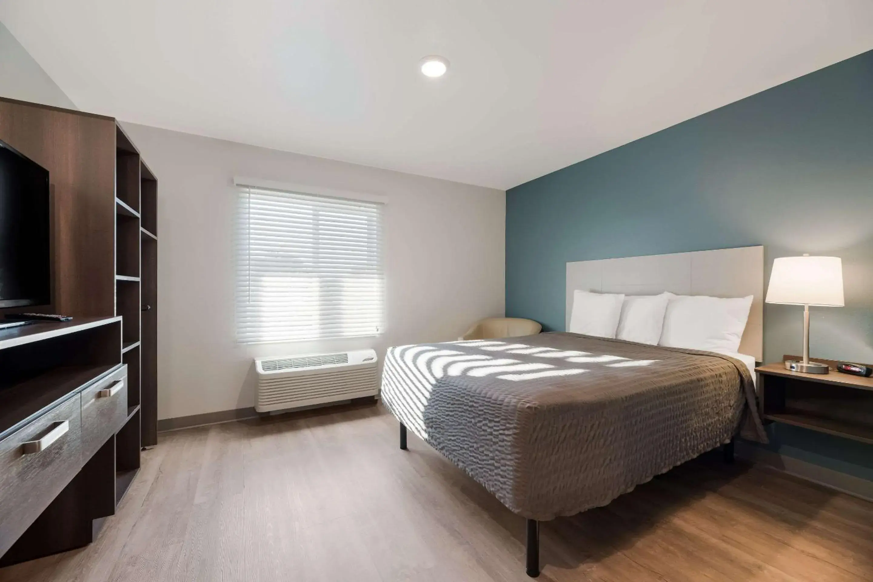Bedroom, Bed in WoodSpring Suites Phoenix-Deer Valley