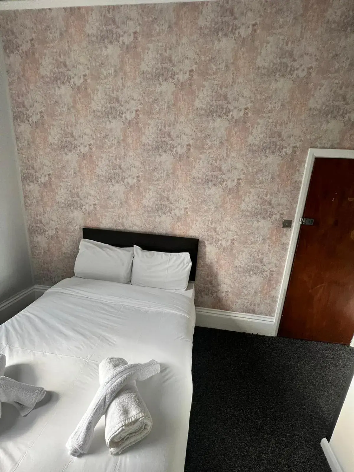 Bedroom, Bed in OYO Marine Parade Hotel, Eastbourne Pier