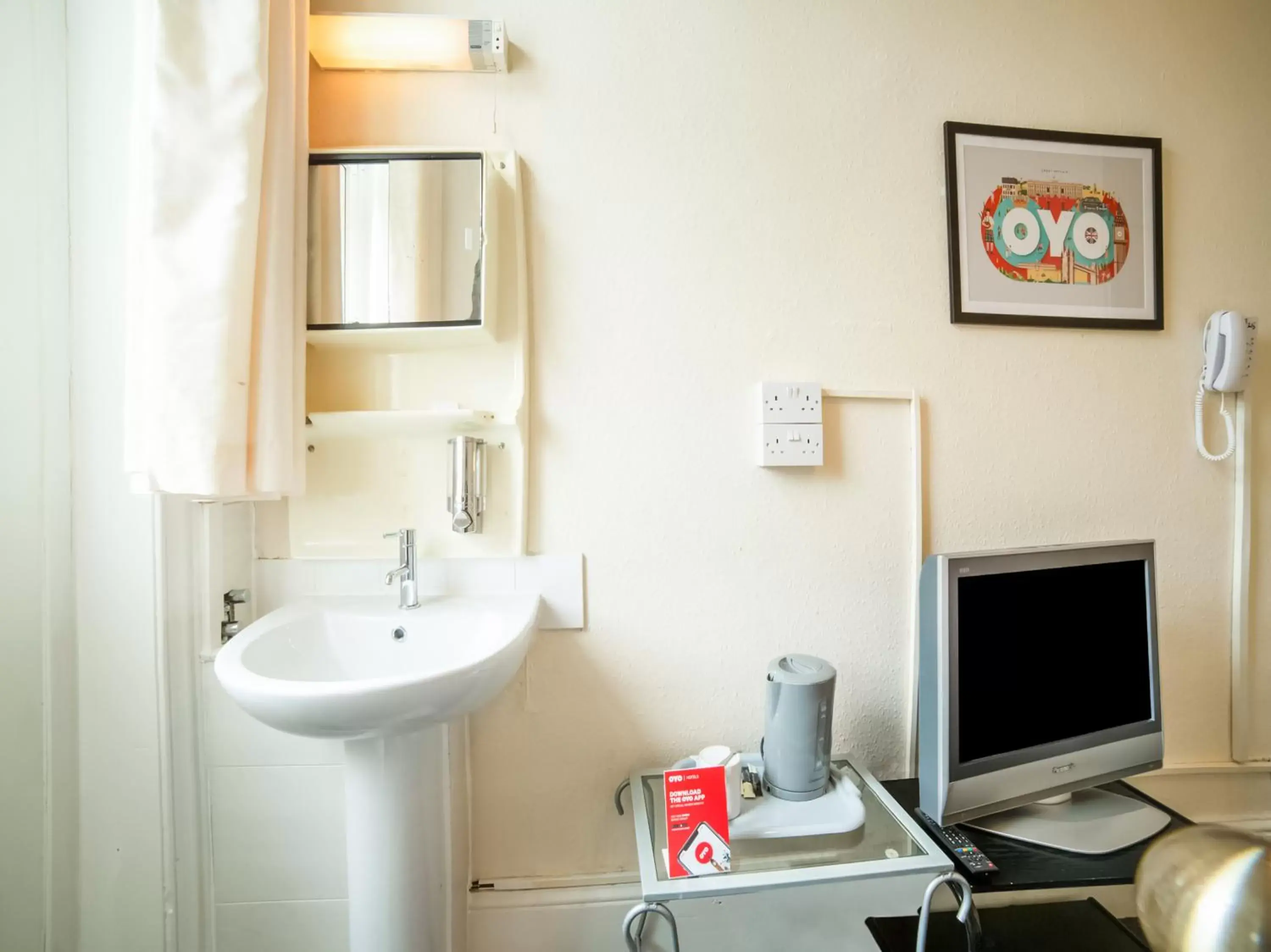 TV and multimedia, Bathroom in OYO Devine Beach Hotel, Westcliff Southend-On-Sea