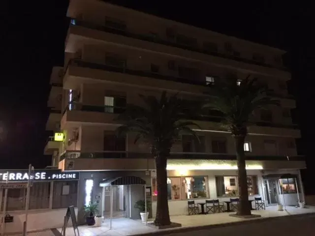 Facade/entrance, Property Building in Le Galion Hotel et Restaurant Canet Plage - Logis