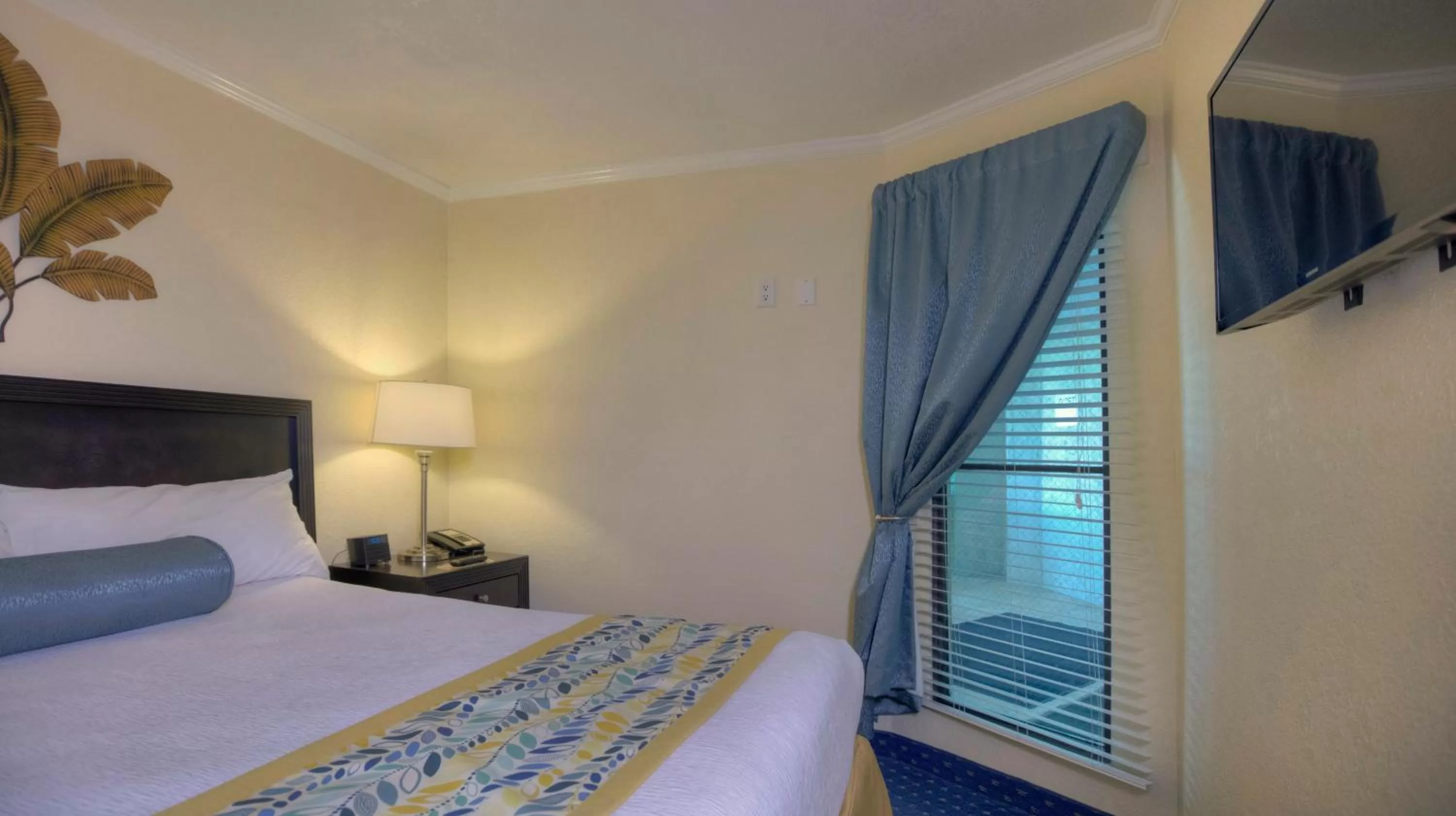 Bed in Sailport Waterfront Suites