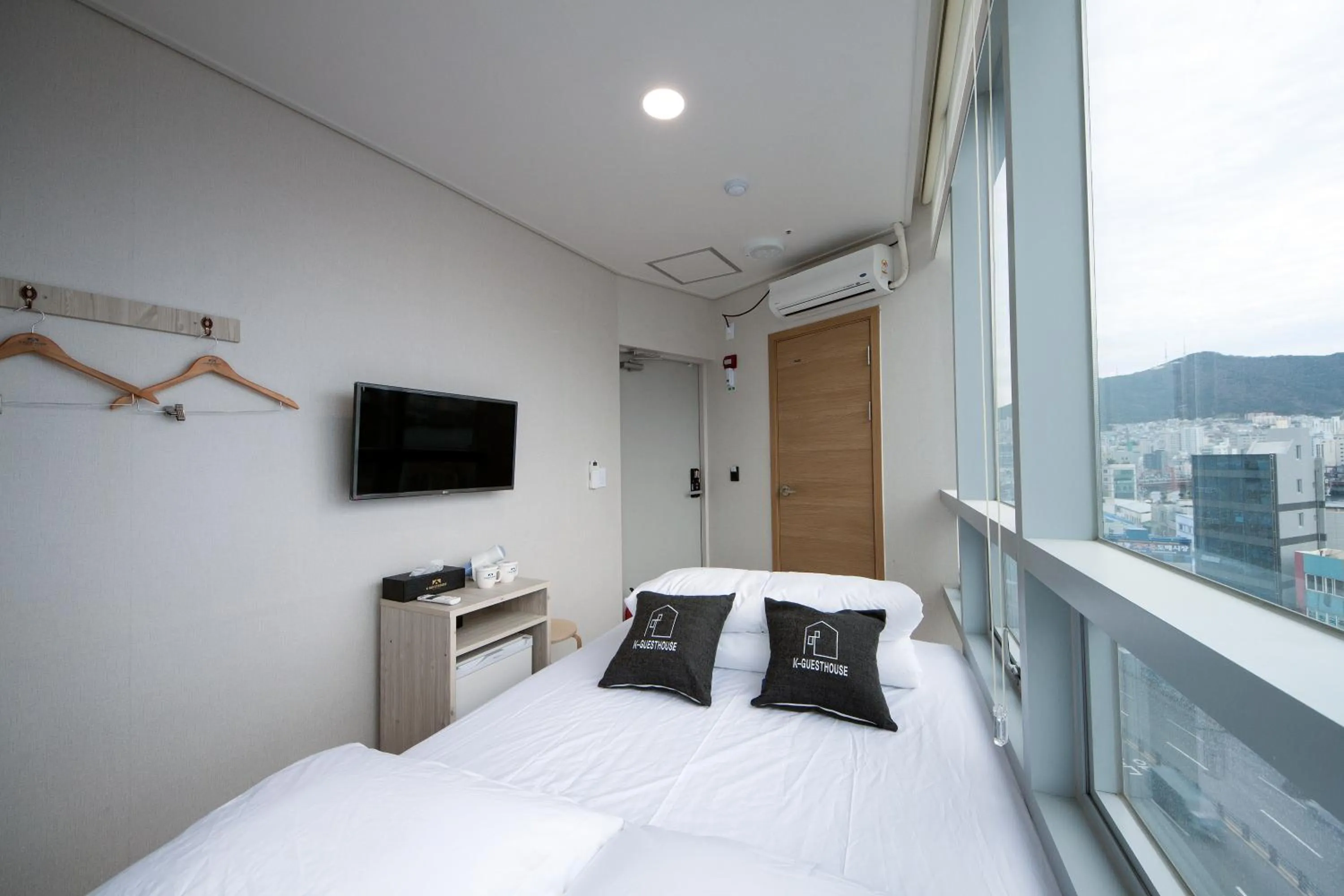 Bedroom, Bed in K-Guesthouse Premium Nampo 1