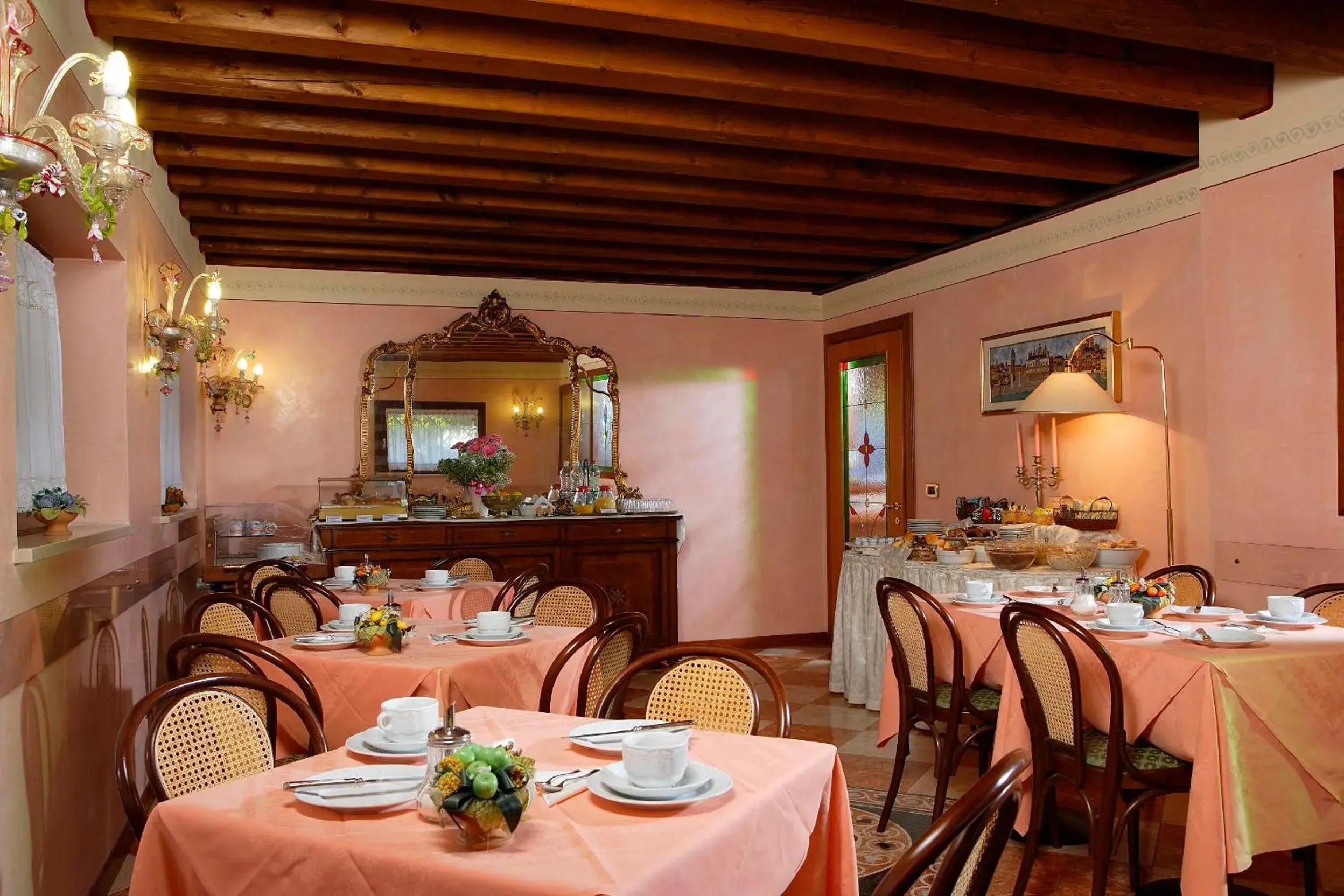 Restaurant/Places to Eat in Hotel Antico Moro