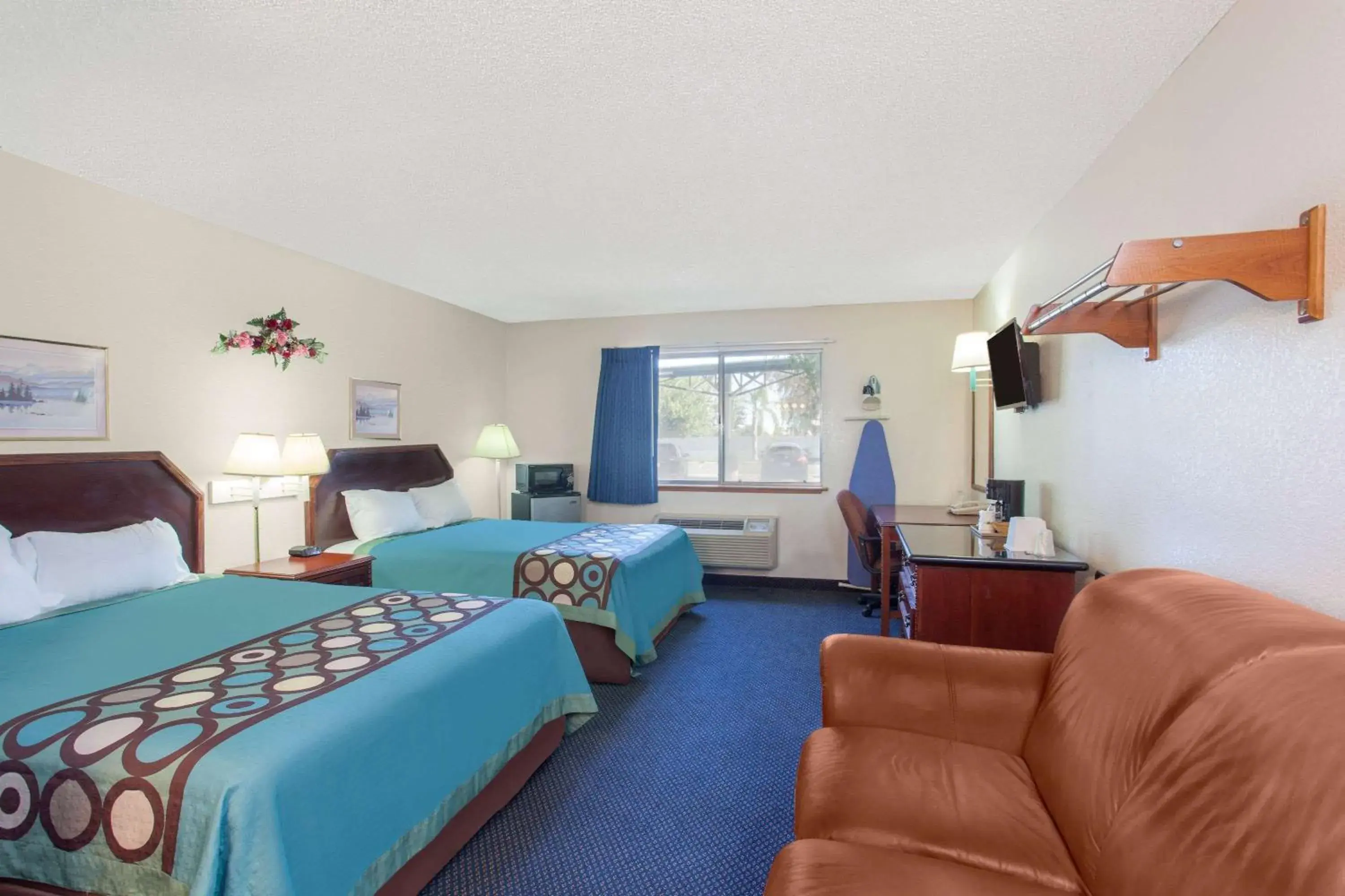 Photo of the whole room in Super 8 by Wyndham Selma/Fresno Area