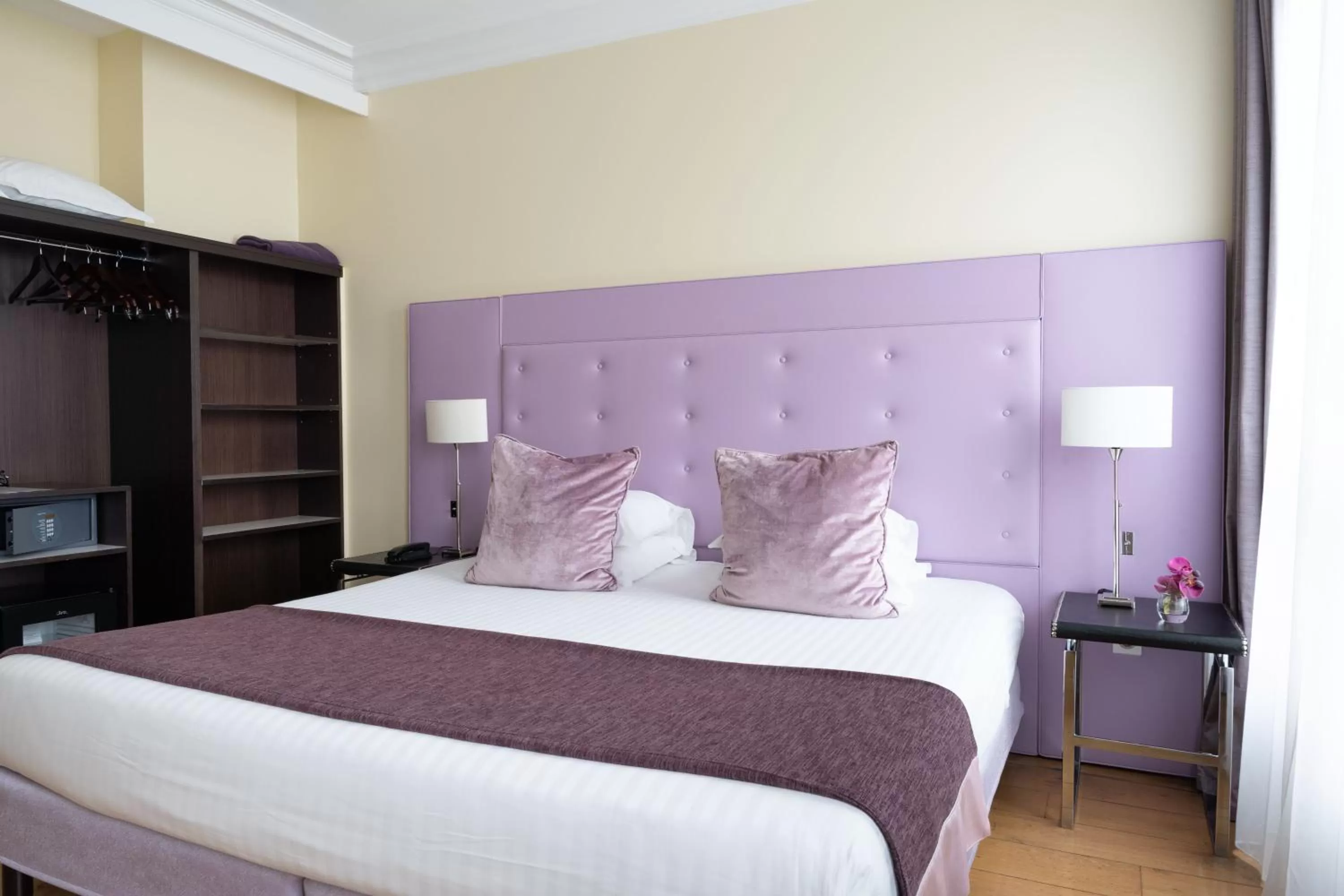 Bedroom, Bed in Le 123 Elysees - Astotel