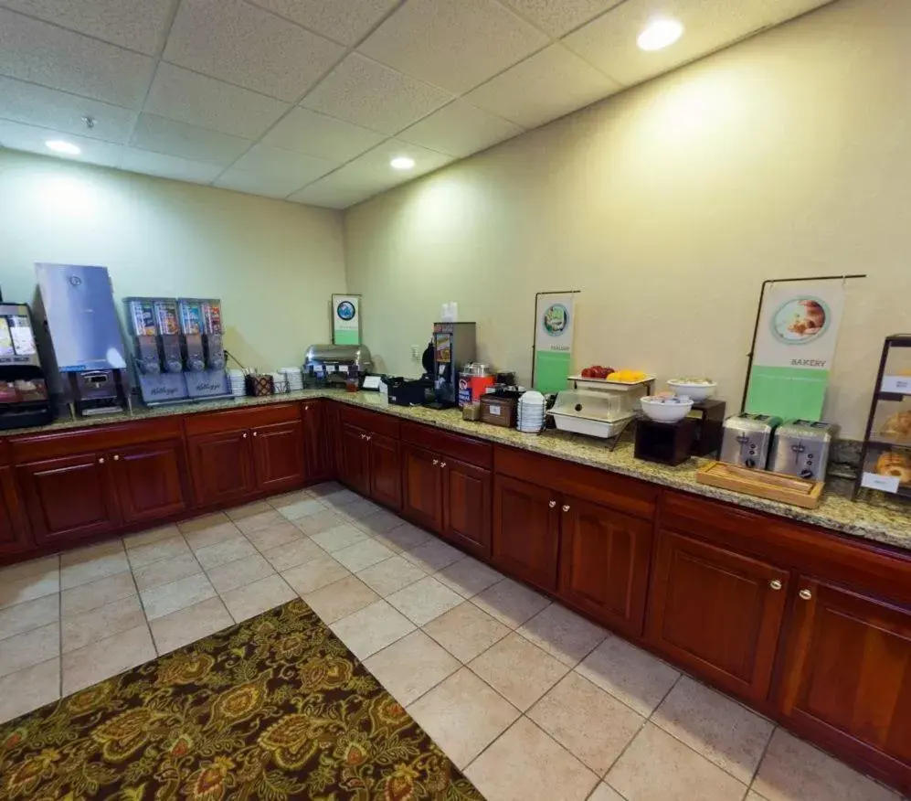 Kitchen or kitchenette in Country Inn & Suites by Radisson, Goldsboro, NC