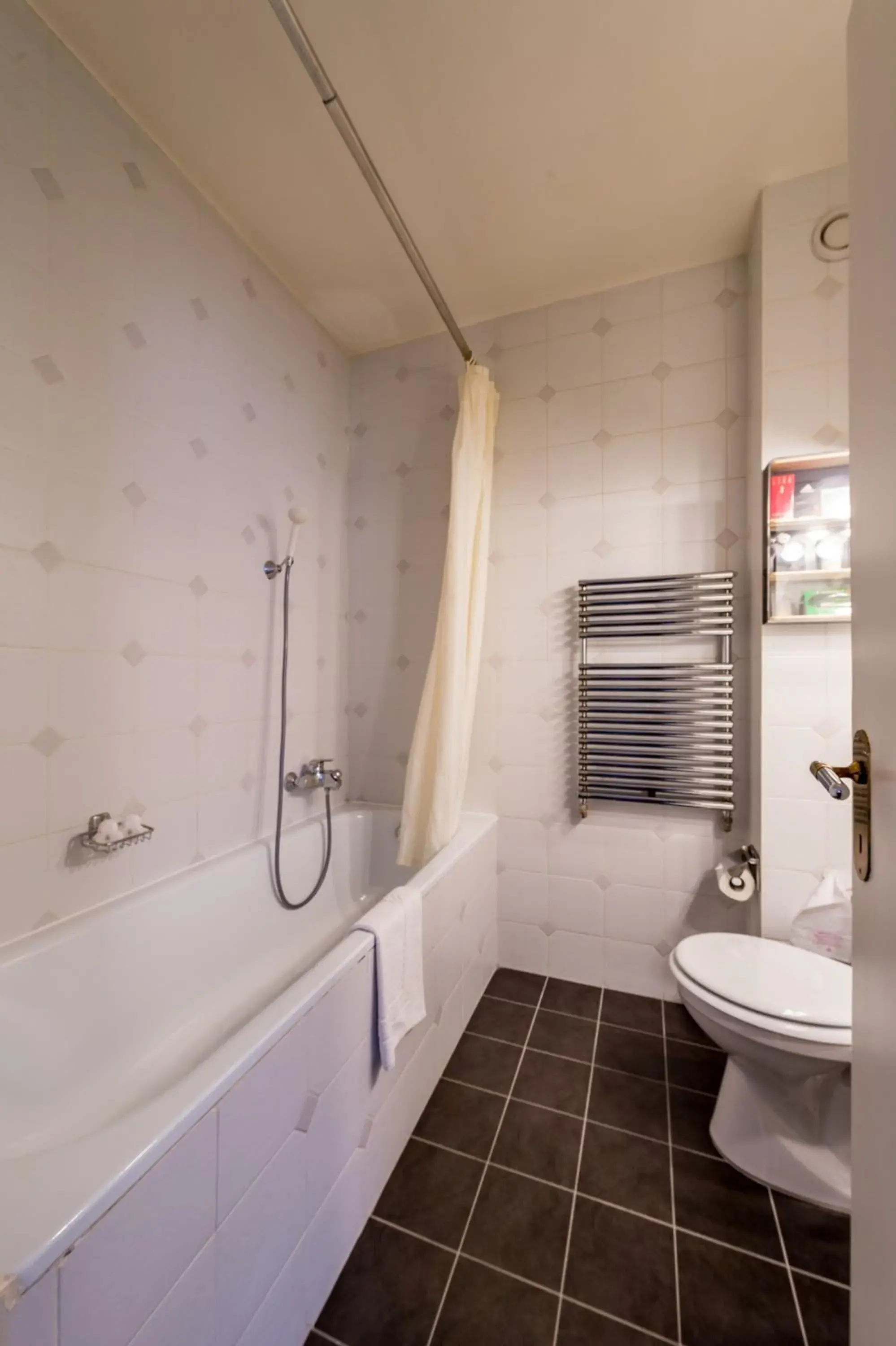 Shower, Bathroom in Hotel Churchill