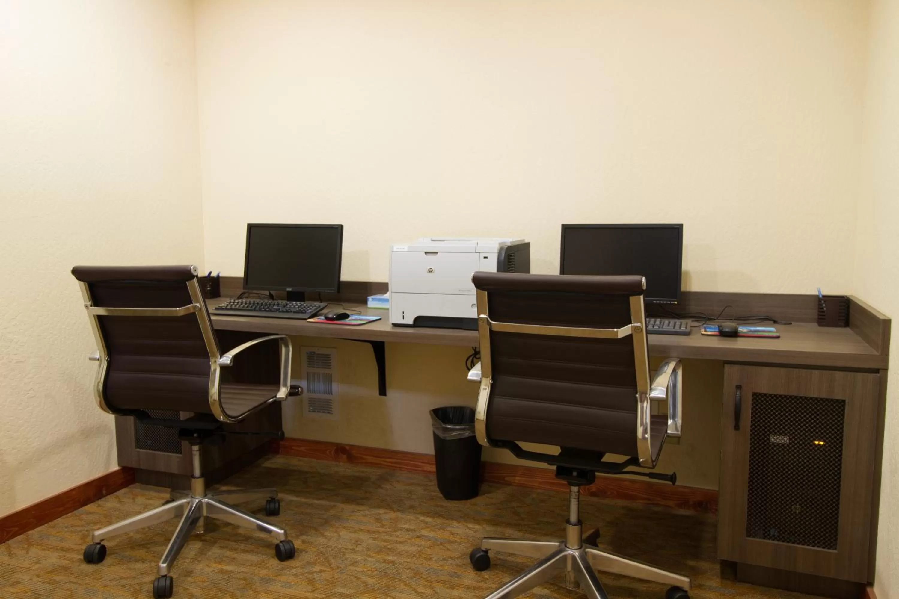 Business facilities in Mountain Retreat Resort