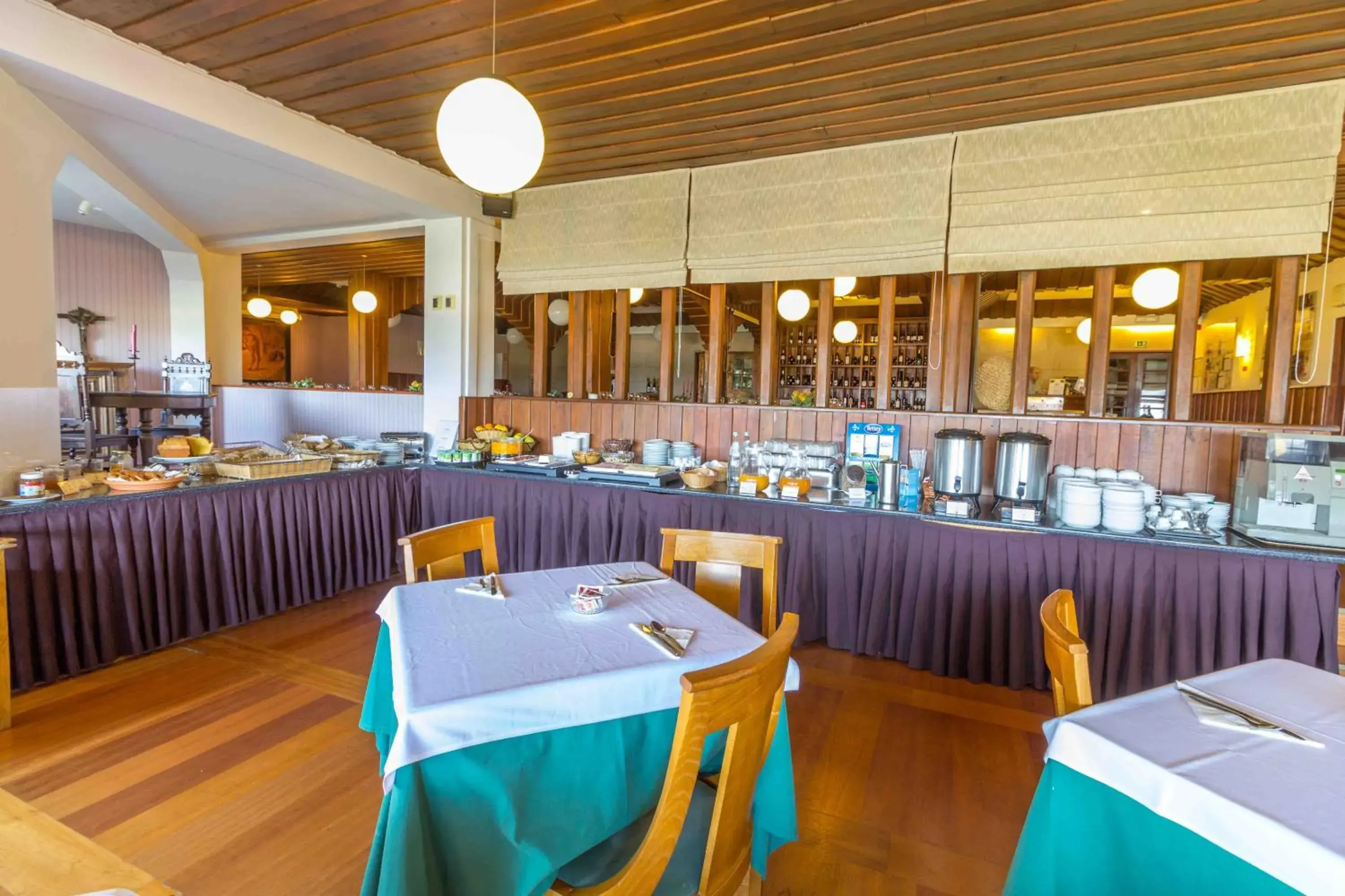 Buffet breakfast, Restaurant/Places to Eat in Hotel Eurosol Seia Camelo