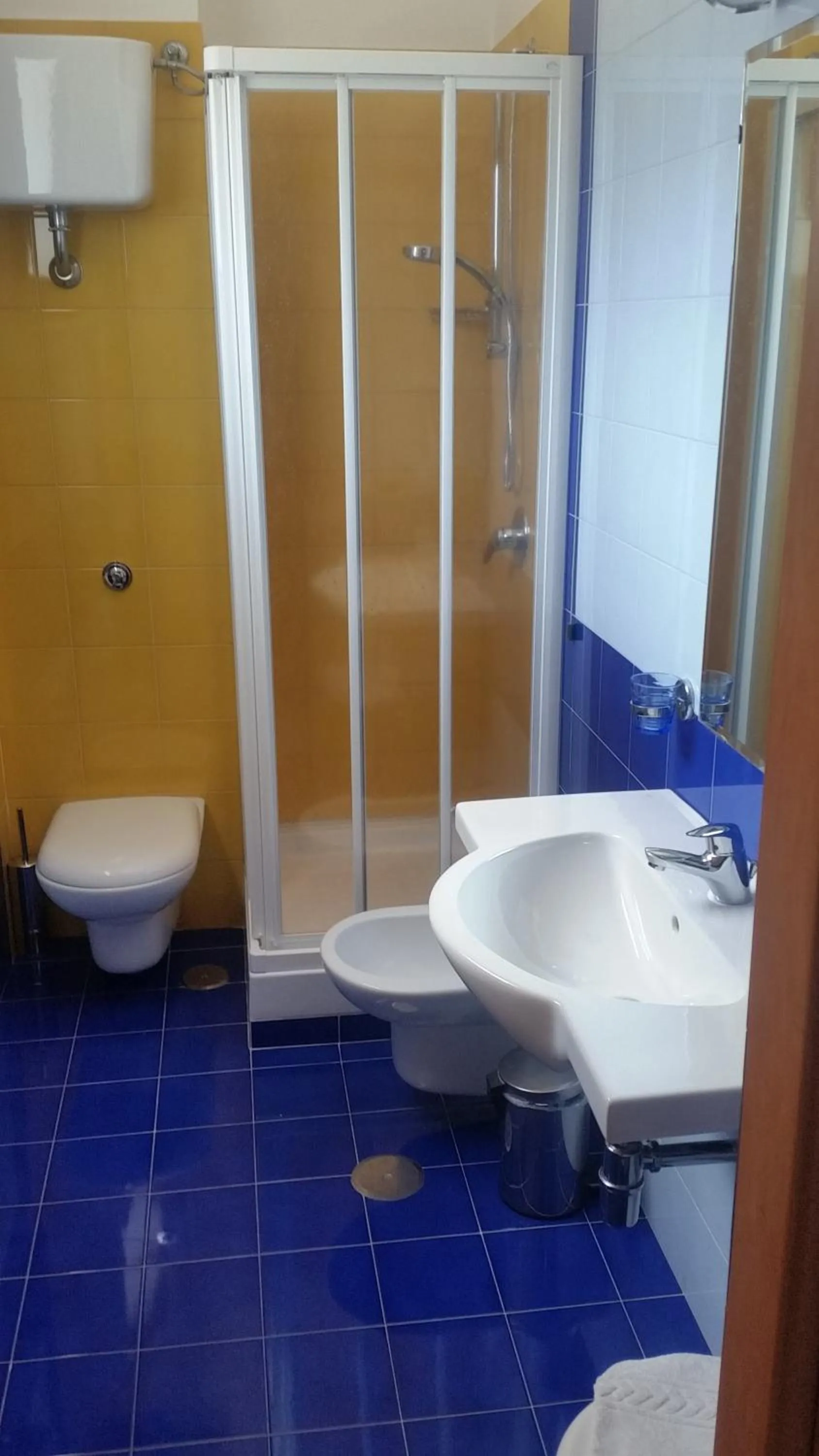 Bathroom in Hotel Leone